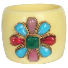Bracelet à boucle « Crest » emblématique de Chanel