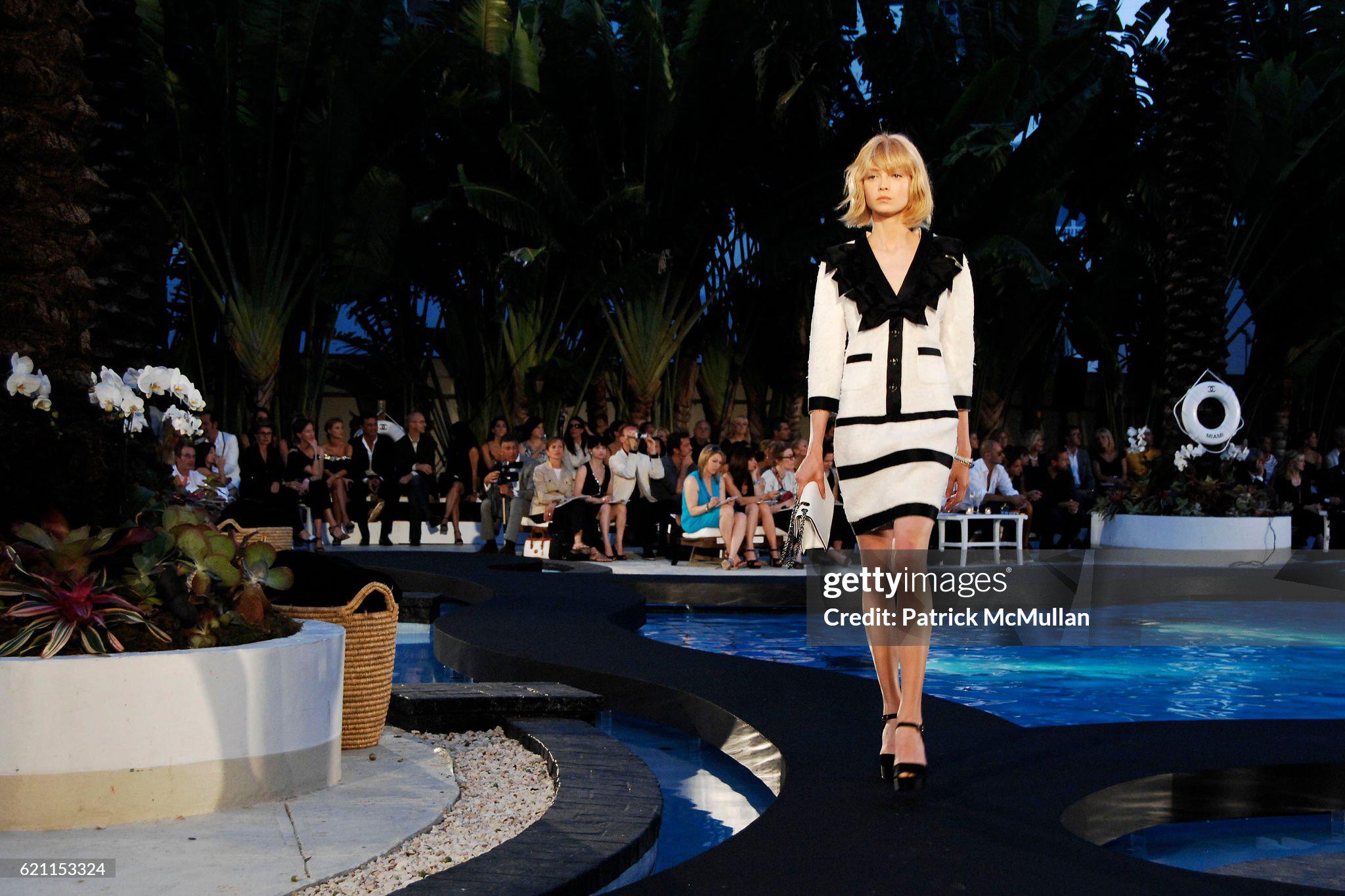 Chanel Iconic Supermodel Claudia Schiffer Style Tweed Dress 34 FR For Sale 2
