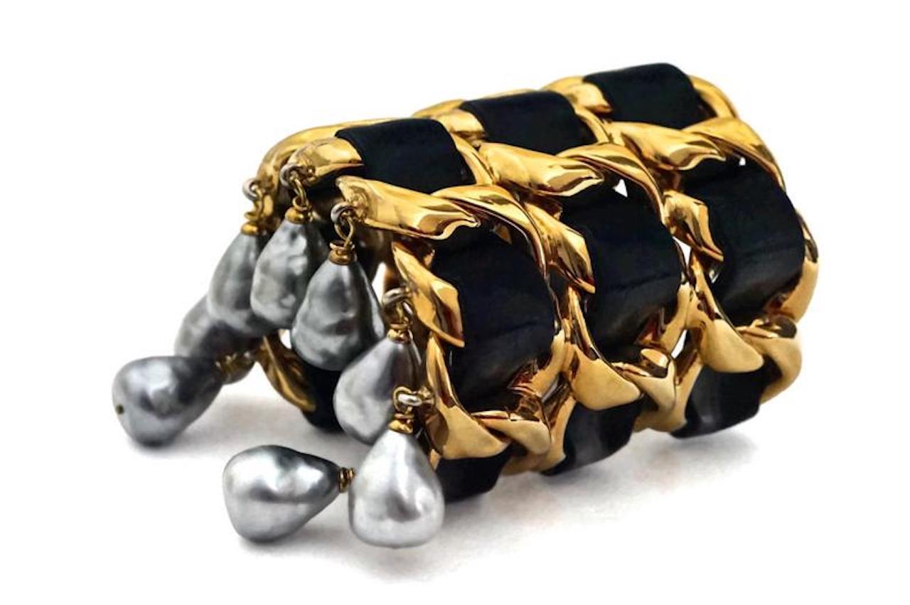  CHANEL Iconic Triple Chain Leather Pearl Drop Cuff Bracelet Pour femmes 