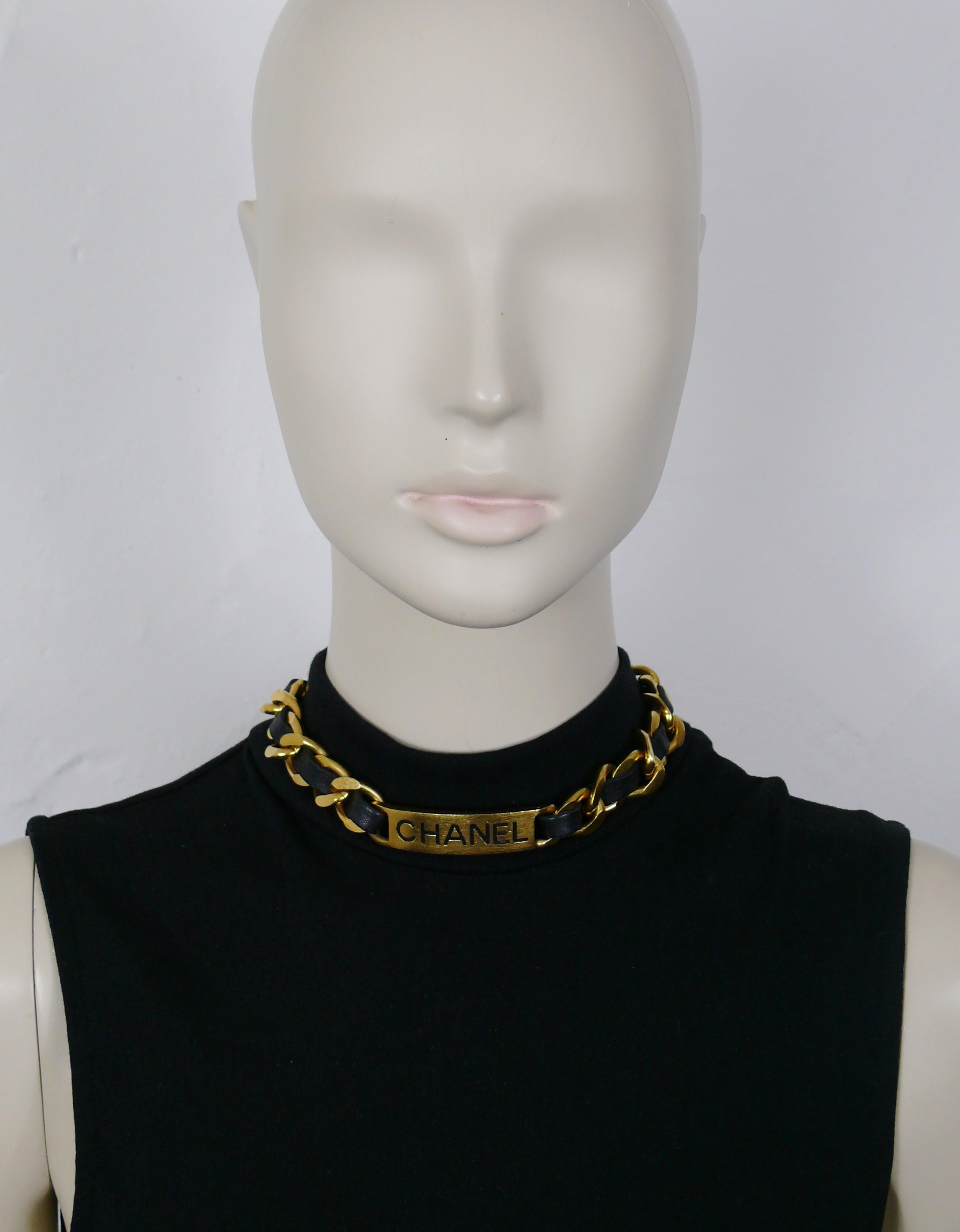 CHANEL vintage rare gold toned chunky chain collar necklace with intertwined black leather and featuring an ID Tag embossed CHANEL.

From the Spring 1995 Collection.

Adjustble hook closure.

Embossed CHANEL 95P Made in France.

Indicative