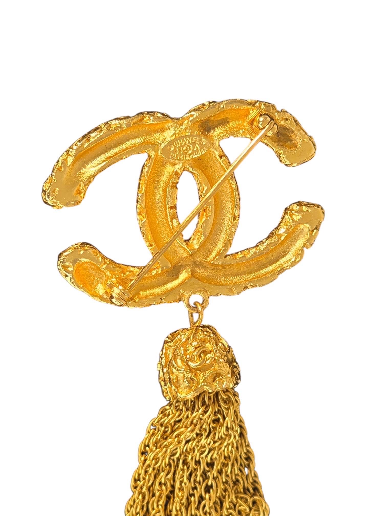 Realizzata in Francia e risalente al 1993, questa straordinaria spilla di Chanel è un esempio di design audace e iconico della Maison dell'era di Karl Lagerfeld. La spilla presenta l'inconfondibile logo 