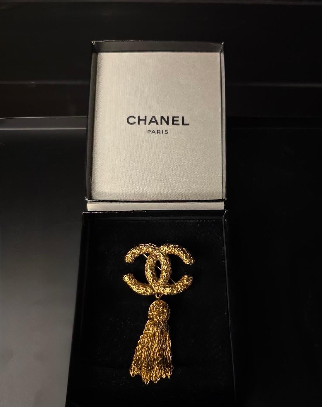 Beige Chanel IconicSpilla placcata oro con logo CC e nappina *RARA* 1993 in vendita