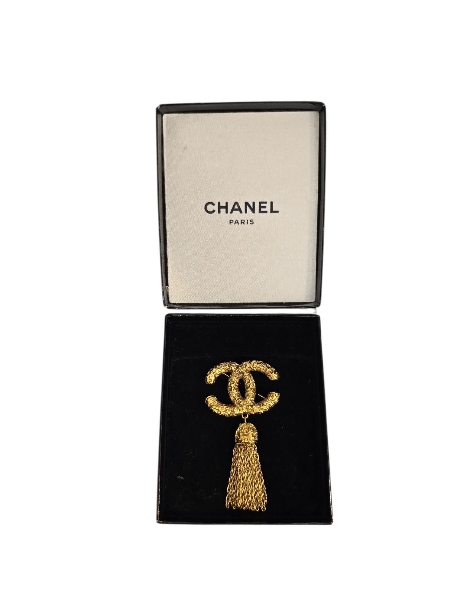 Chanel IconicSpilla placcata oro con logo CC e nappina *RARA* 1993 In condizioni ottime in vendita a Kingston, NY