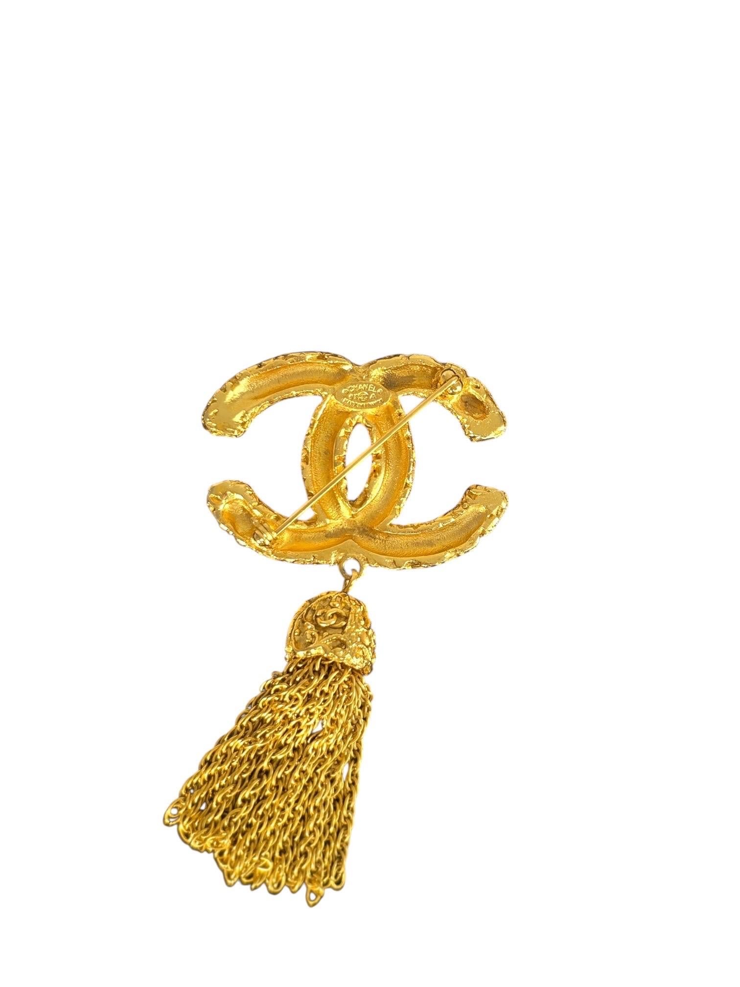 Donna Chanel IconicSpilla placcata oro con logo CC e nappina *RARA* 1993 in vendita