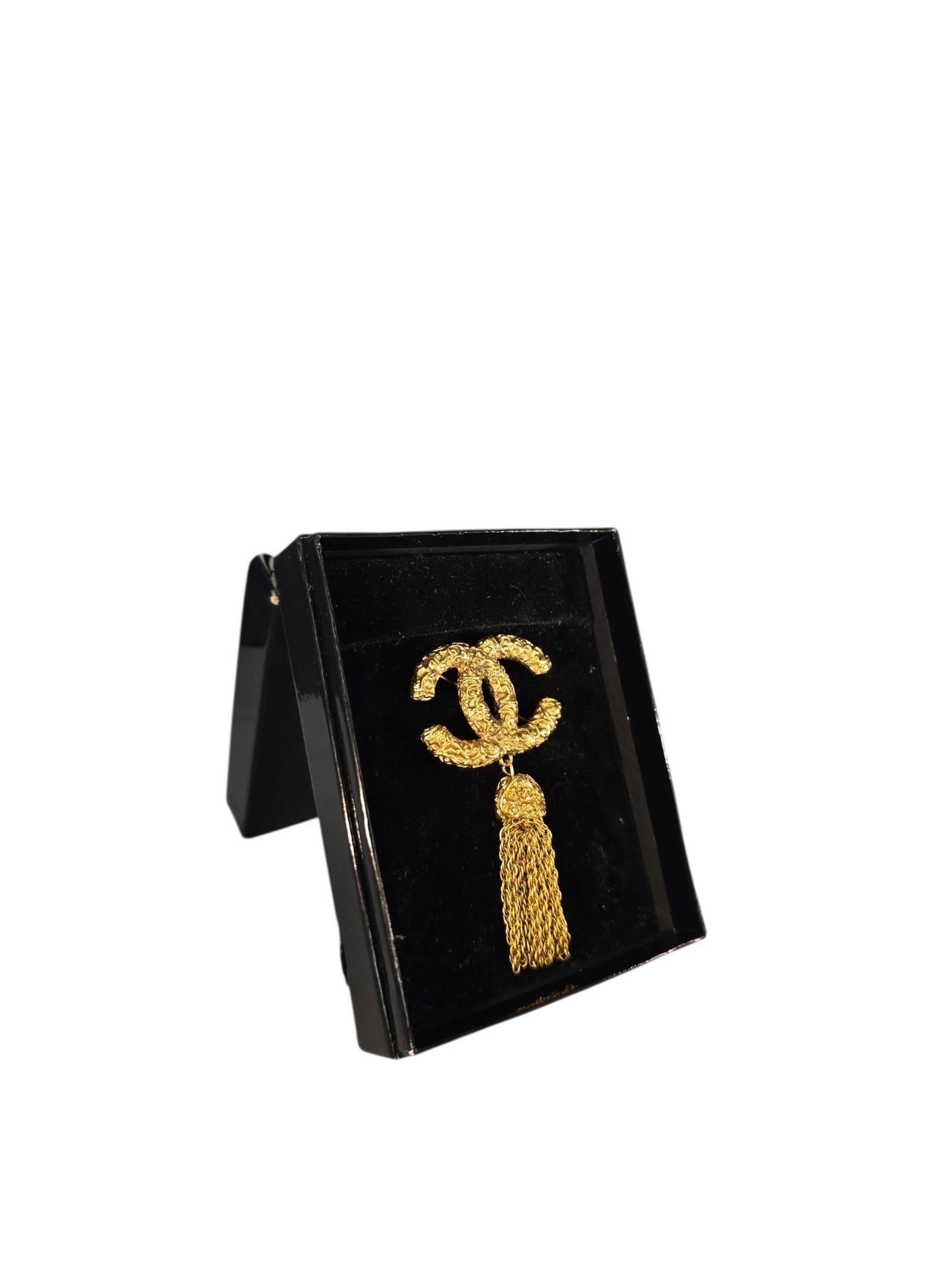 Chanel IconicSpilla placcata oro con logo CC e nappina *RARA* 1993 in vendita 1