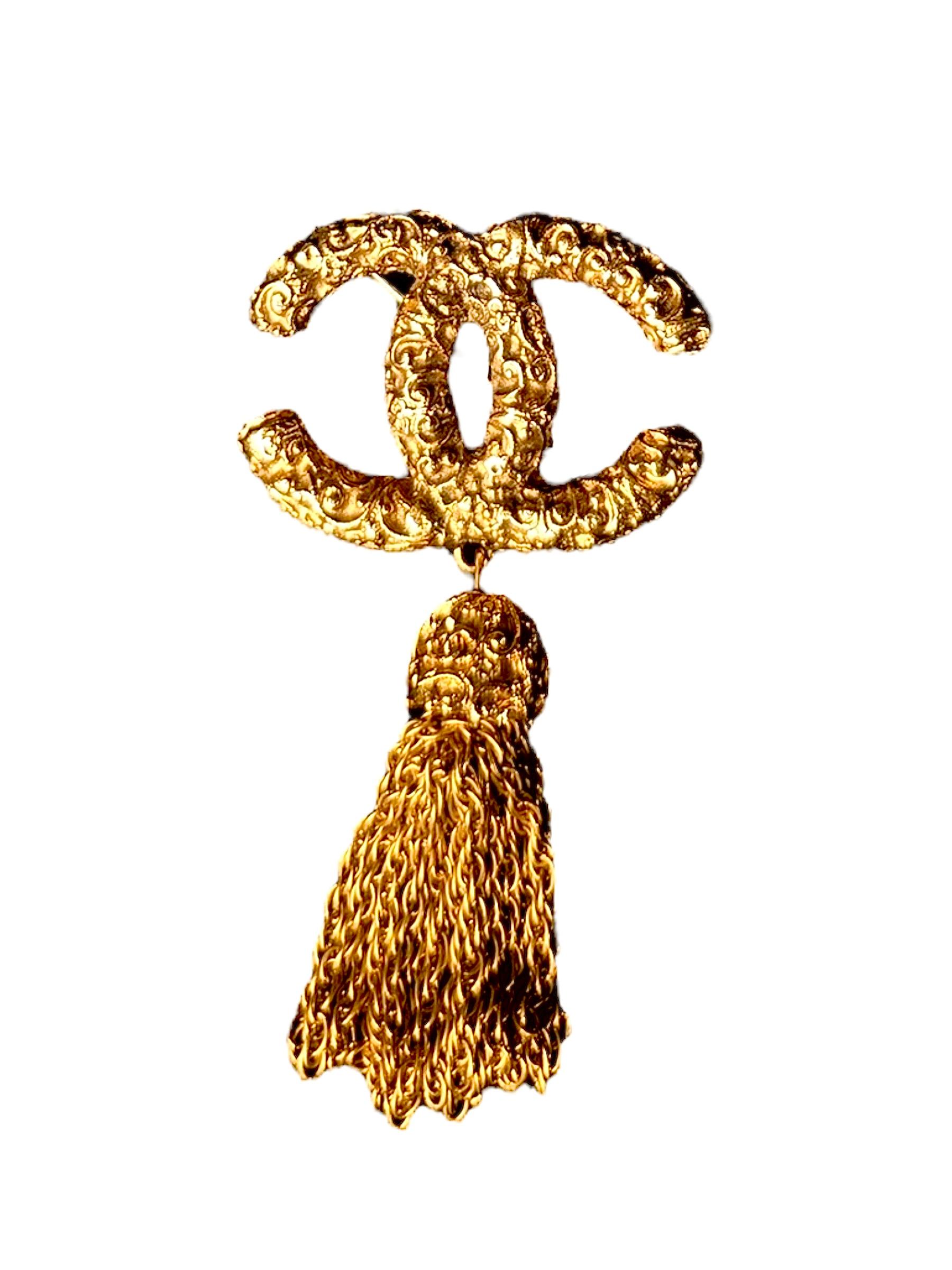 Chanel IconicSpilla placcata oro con logo CC e nappina *RARA* 1993 in vendita 2