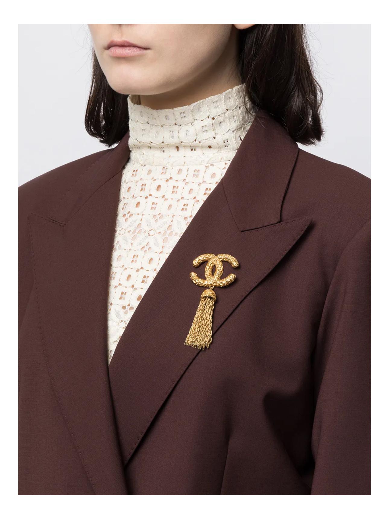 Chanel IconicSpilla placcata oro con logo CC e nappina *RARA* 1993 in vendita 3