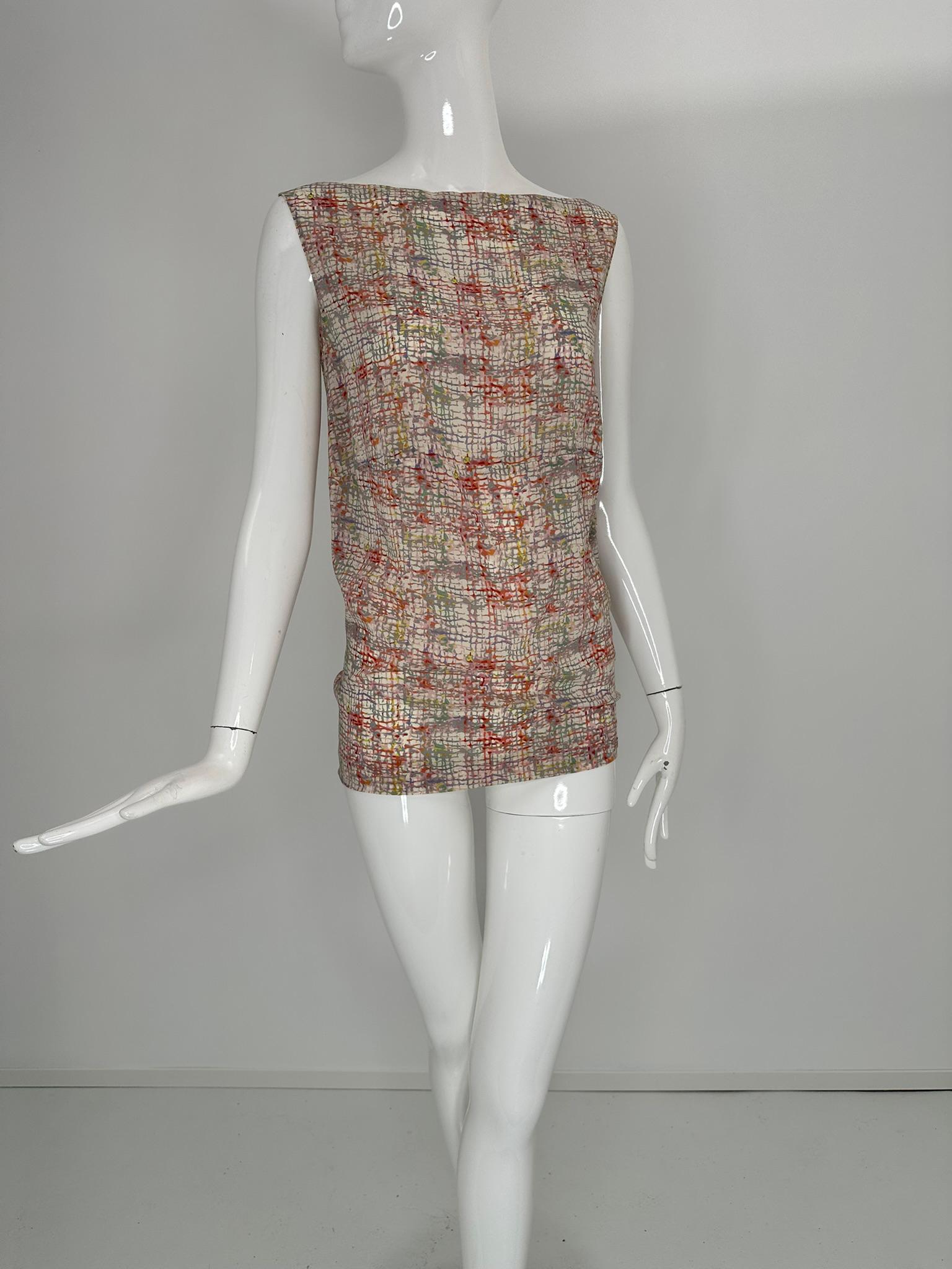 Chanel Identification 1999A en soie imprimée tweed, rose, gris, crème, débardeur tunique marqué taille 36. Encolure dégagée, débardeur tunique en soie sans manches, un complément parfait à vos costumes Chanel. Le haut est coupé en ligne droite de