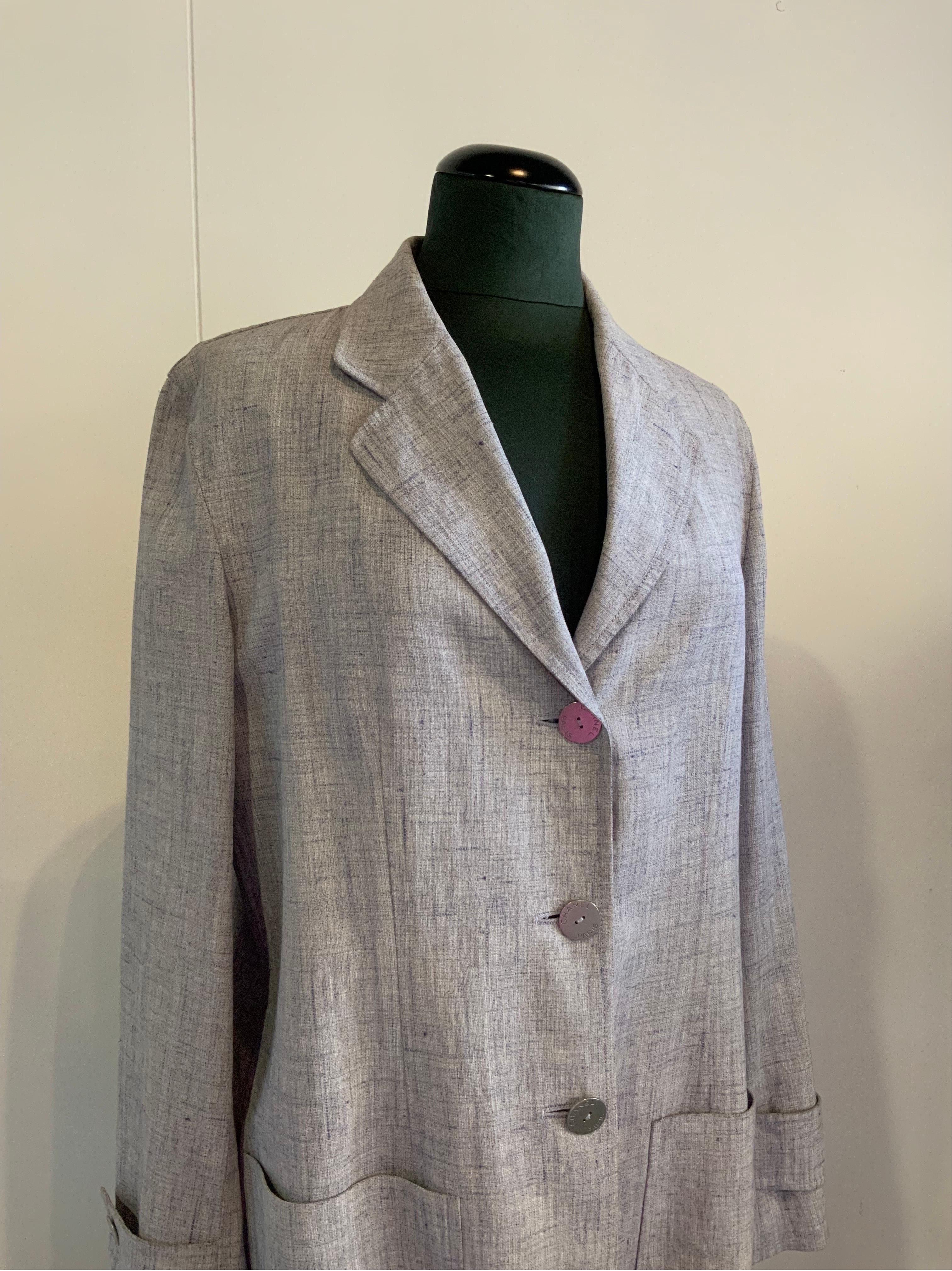 CHANEL IDENTIFICATION TRENCH COAT.
One of the 50 pieces that according to Karl Lagerfeld identifies the style of the Parisian maison. Men's cut.
100% linen. In shades of gray and blue that mix together.
Silver and branded buttons.
French size 38