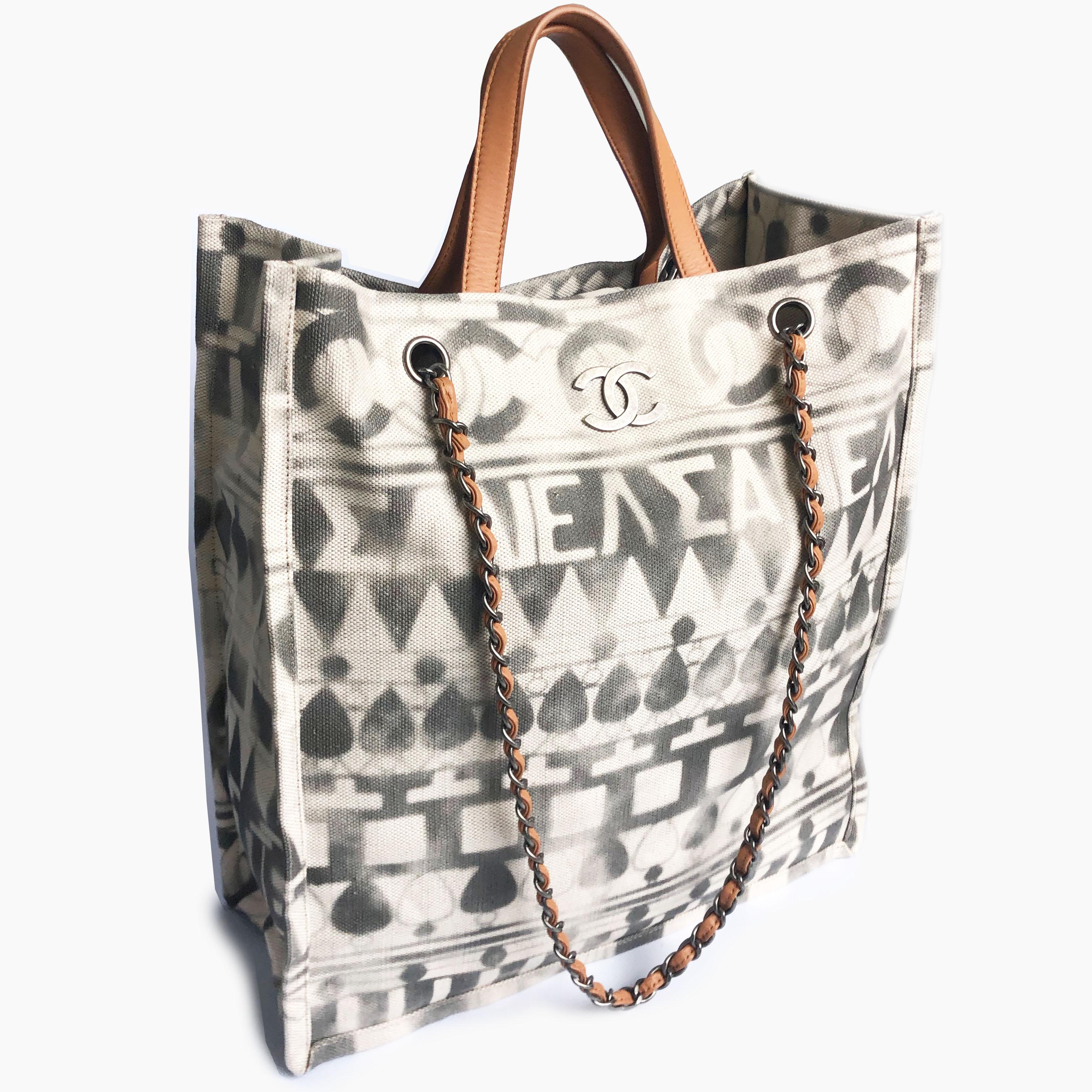 Chanel Iliad Große Tote Tasche Canvas Leder 2018 Cruise Collection Griechenland Modern im Zustand „Gut“ in Port Saint Lucie, FL