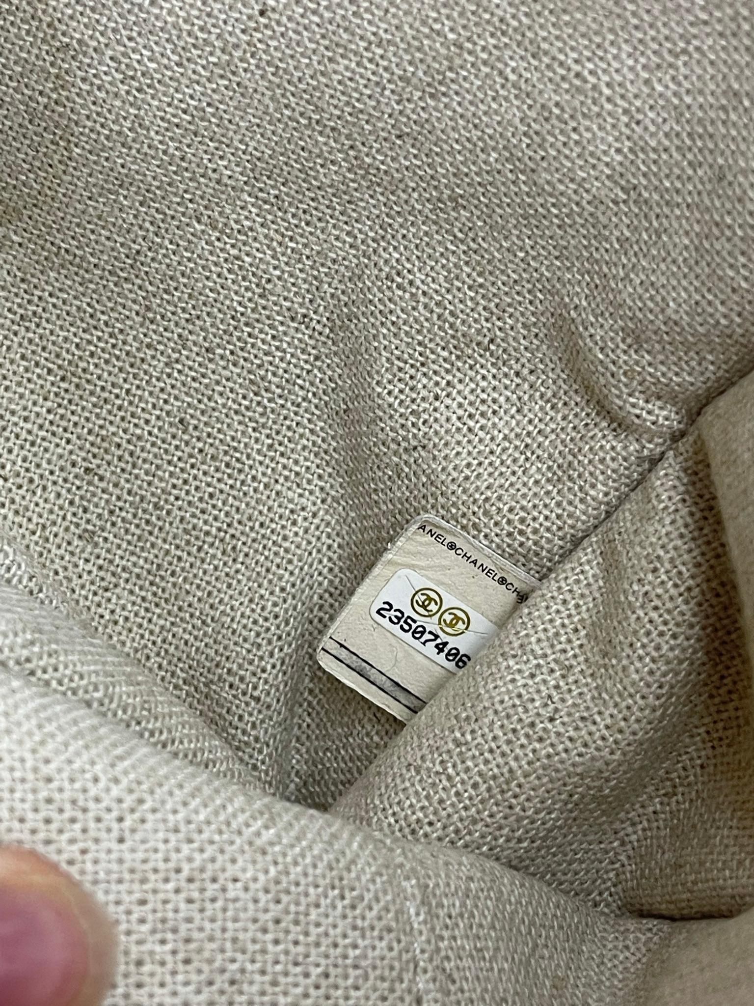 Chanel Iliad Logo bedruckte Canvas-Clutch in Übergröße im Angebot 2