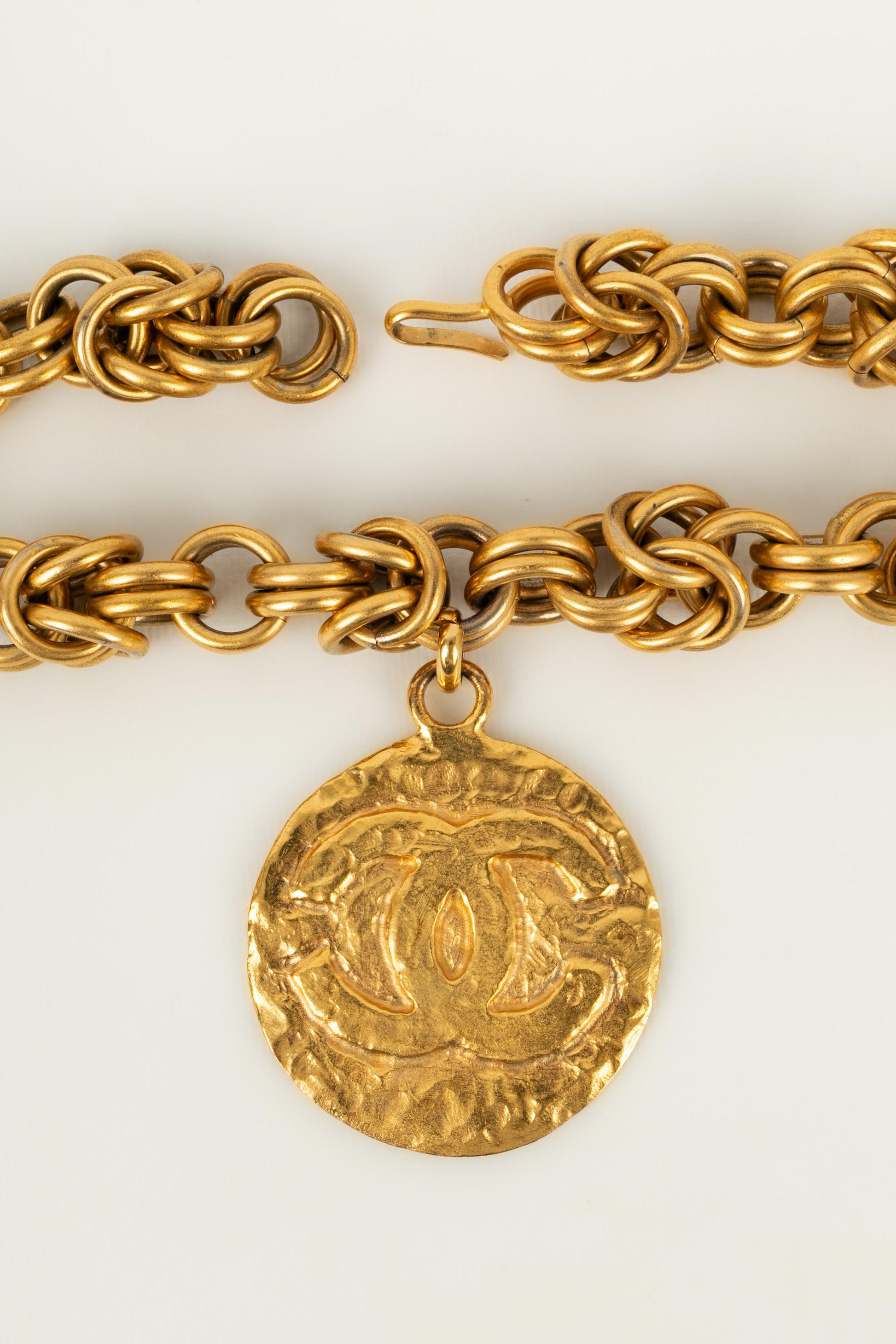 Chanel (Made in France) Impressive Haute Couture necklace in gold-plated metal with a cc pendant. Unsigned.

Additional Information:
Condition: Very good condition
Dimensions: Length: 79 cm

Seller Reference: CB29