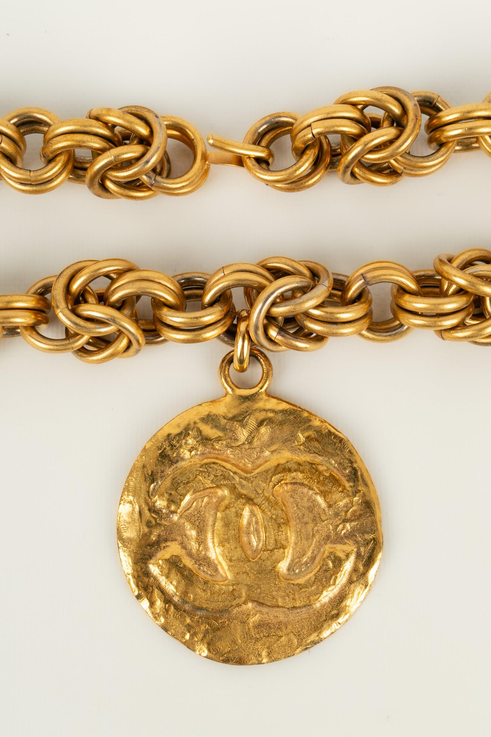Impressionnant collier haute couture Chanel en métal plaqué or avec pendentif CC Excellent état - En vente à SAINT-OUEN-SUR-SEINE, FR