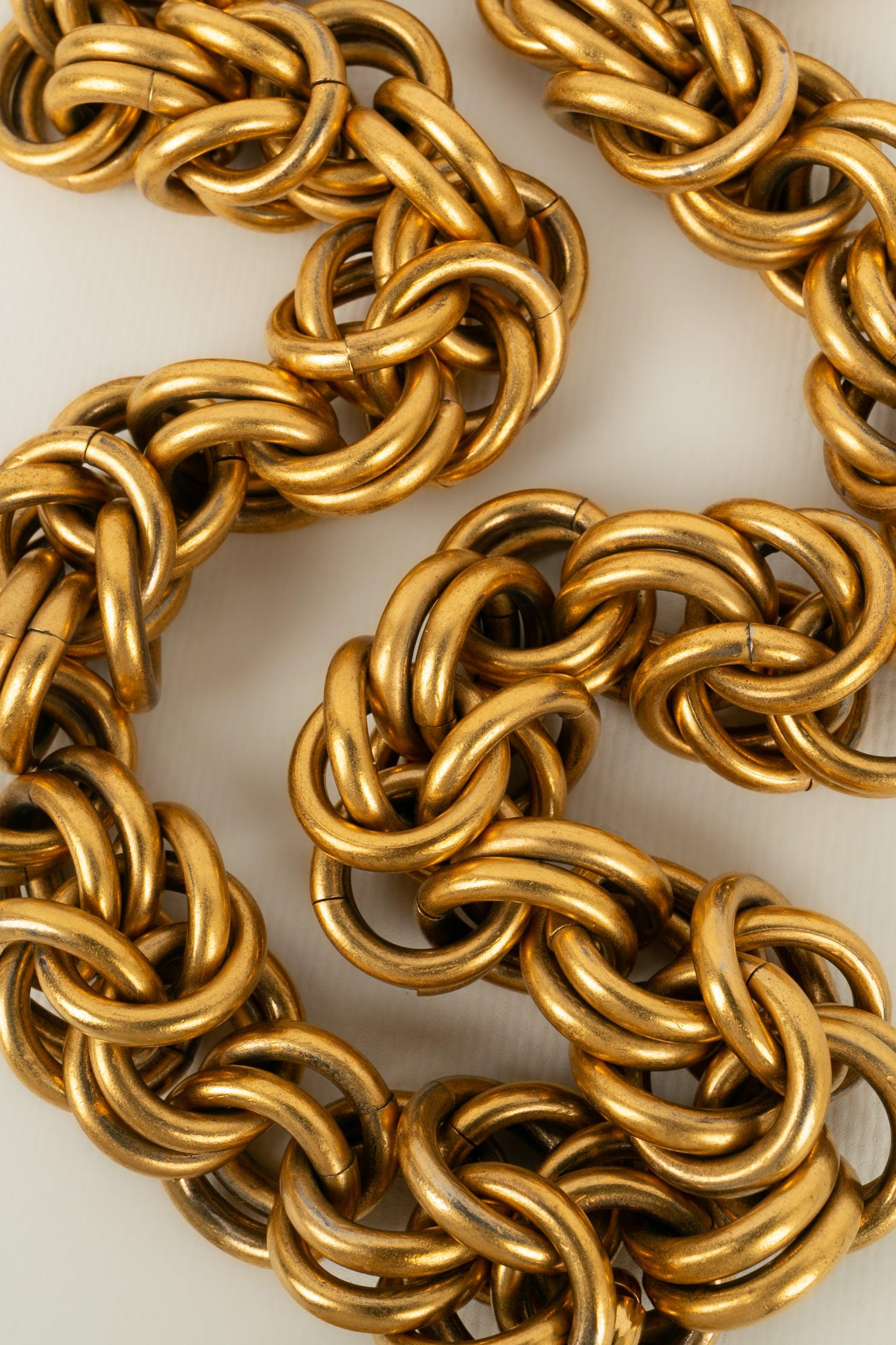 Impressionnant collier haute couture Chanel en métal plaqué or avec pendentif CC Pour femmes en vente