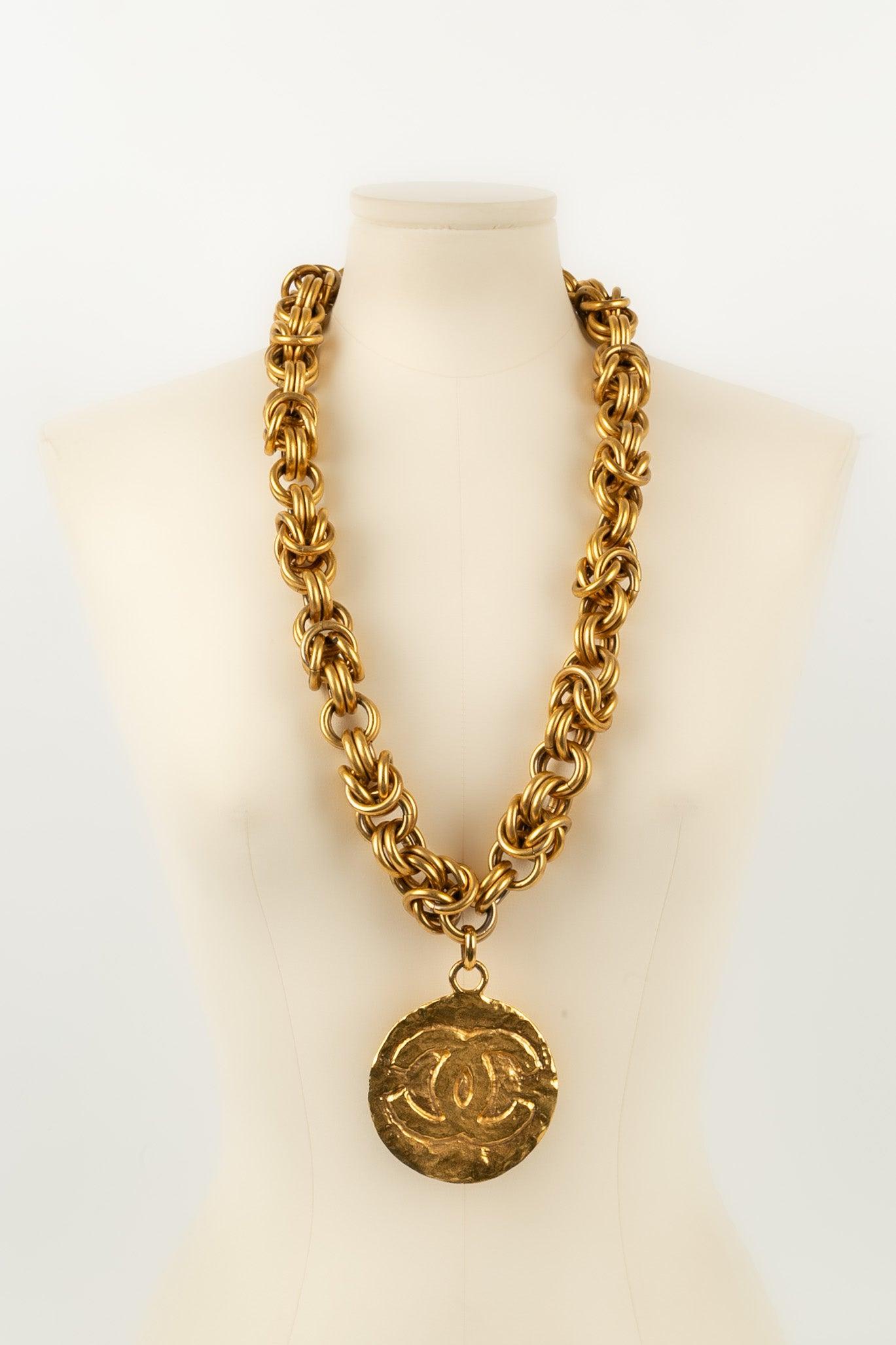 Impressionnant collier haute couture Chanel en métal plaqué or avec pendentif CC en vente 1