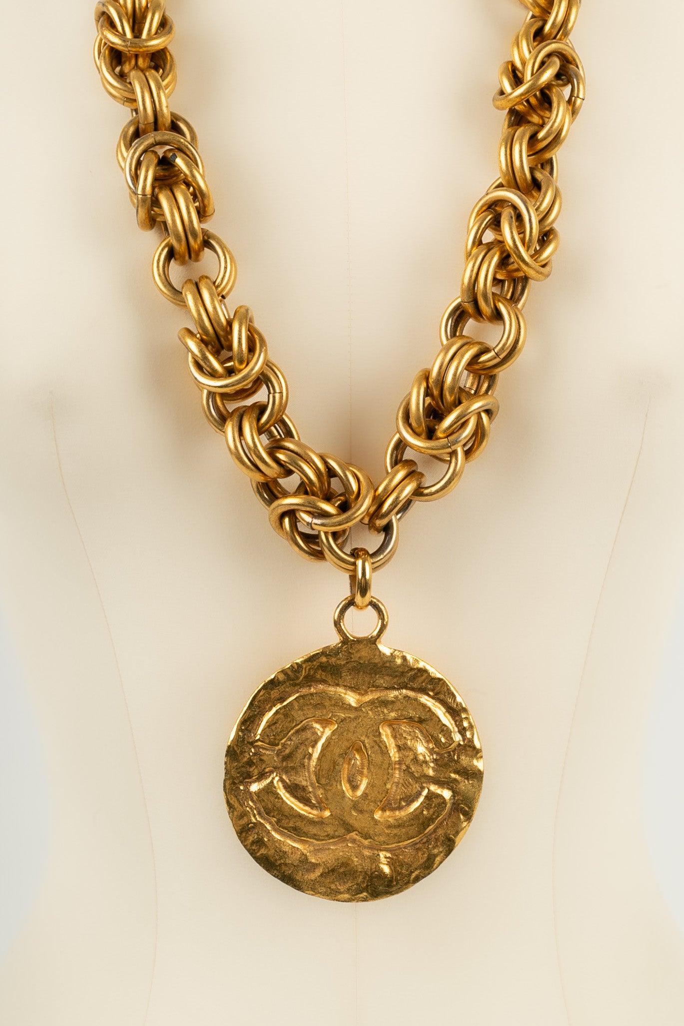 Impressionnant collier haute couture Chanel en métal plaqué or avec pendentif CC en vente 2