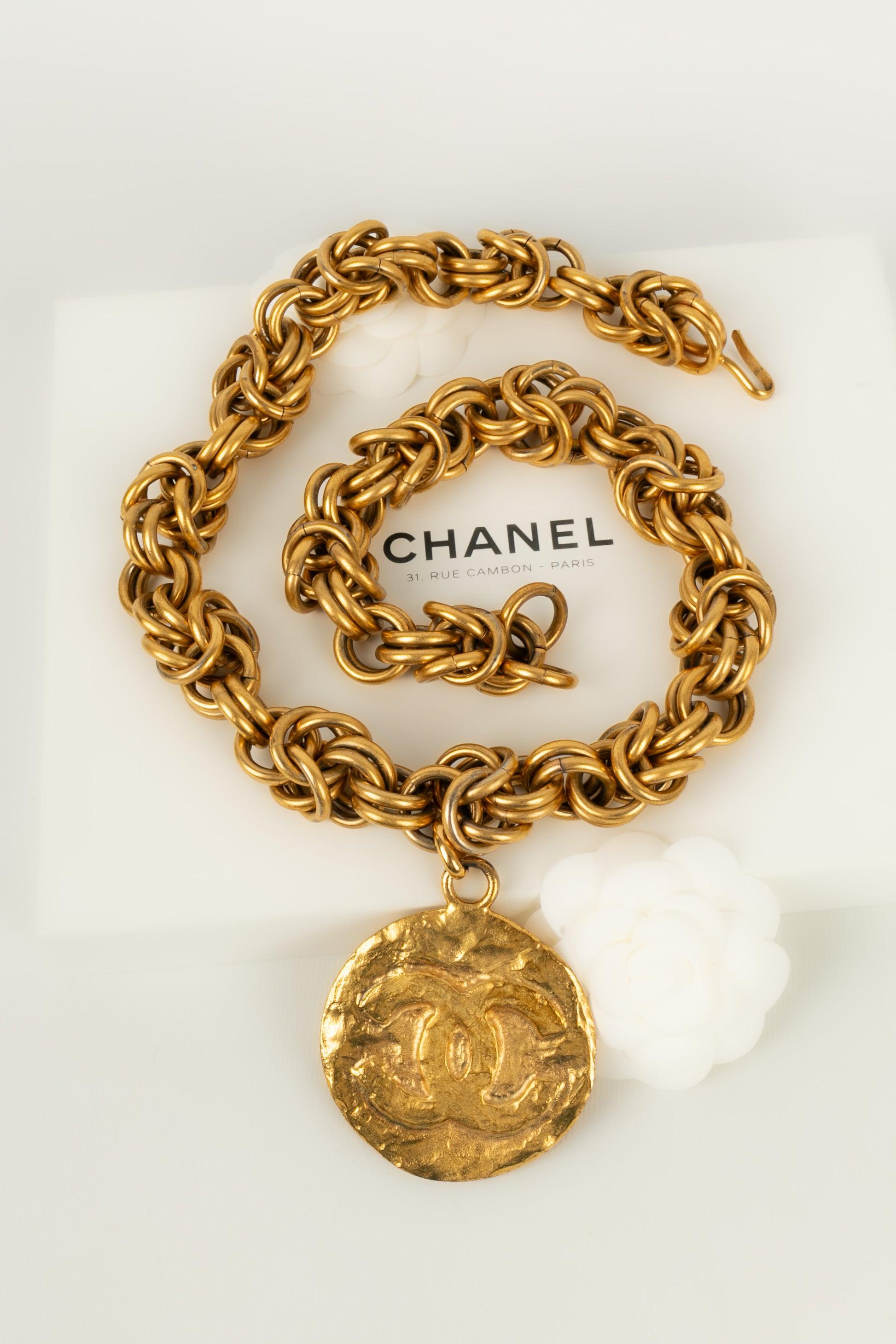 Impressionnant collier haute couture Chanel en métal plaqué or avec pendentif CC en vente 3