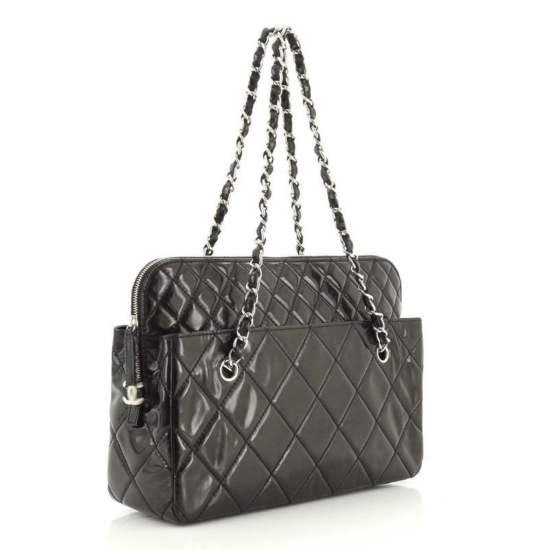 Chanel In The Business Kameratasche gesteppt Patent Vinyl groß (Schwarz)