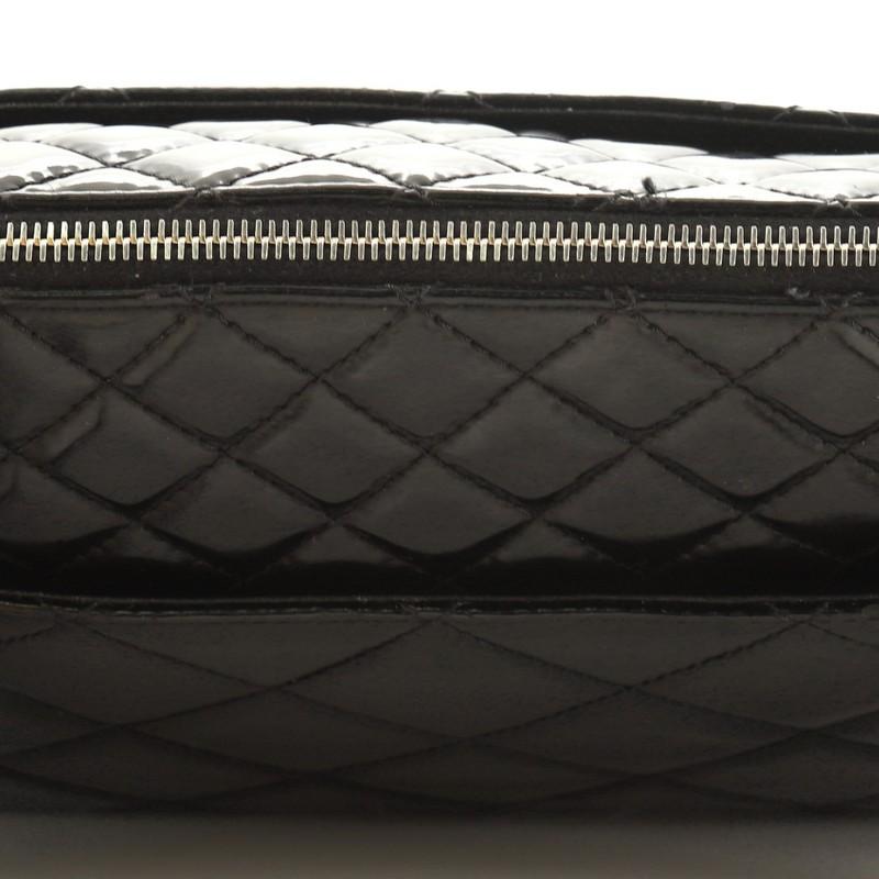 Chanel In The Business Kameratasche gesteppt Patent Vinyl groß für Damen oder Herren