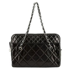 Chanel In The Business Kameratasche gesteppt Patent Vinyl groß
