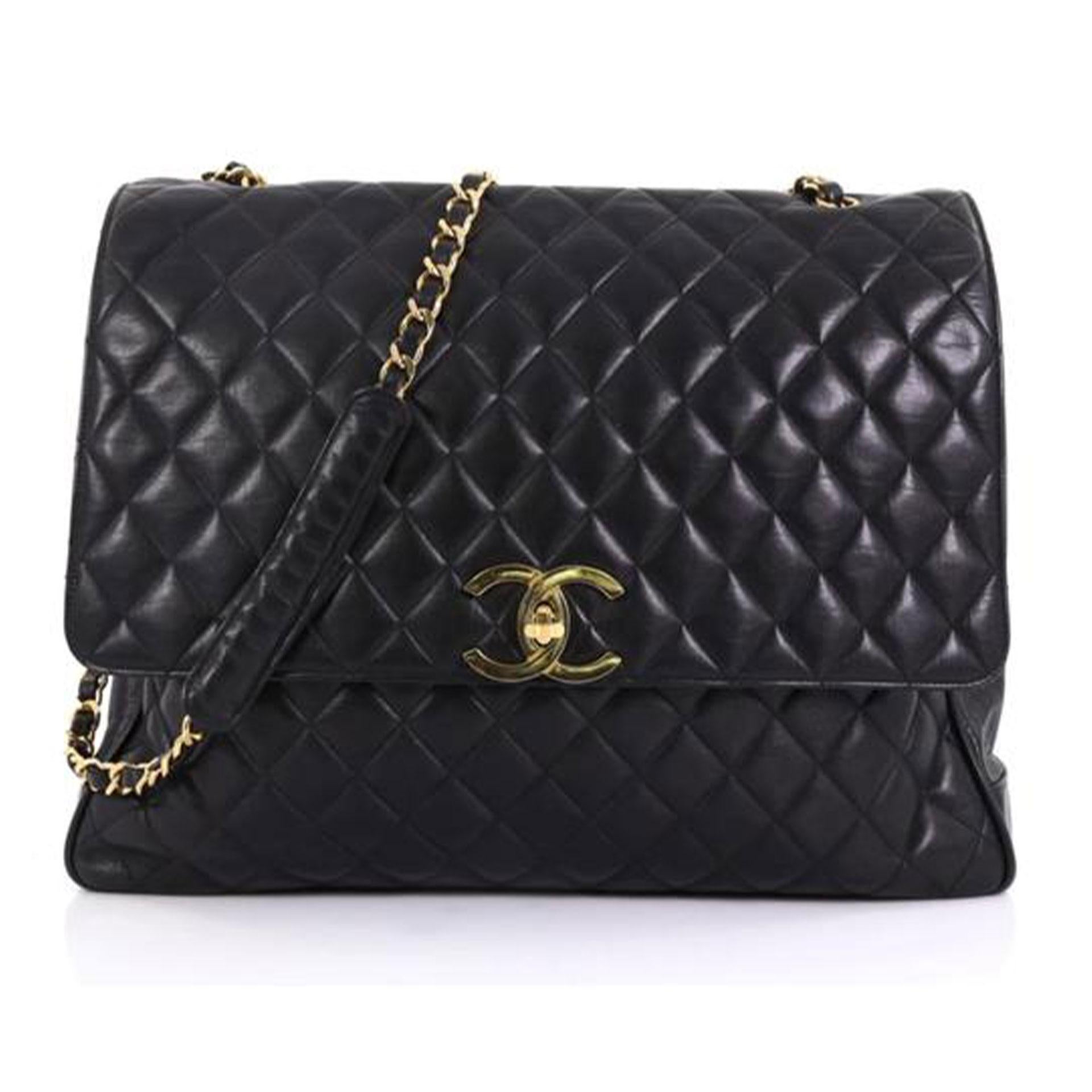 Chanel So Black Vintage Caviar Large Business Travel Bag

Année : 1991 {VINTAGE 31 ans}
Quincaillerie dorée
Logo CC turn lock à l'avant
Courroie de Crossbody
Intérieur en cuir noir 
Deux poches intérieures principales à fermeture éclair
15