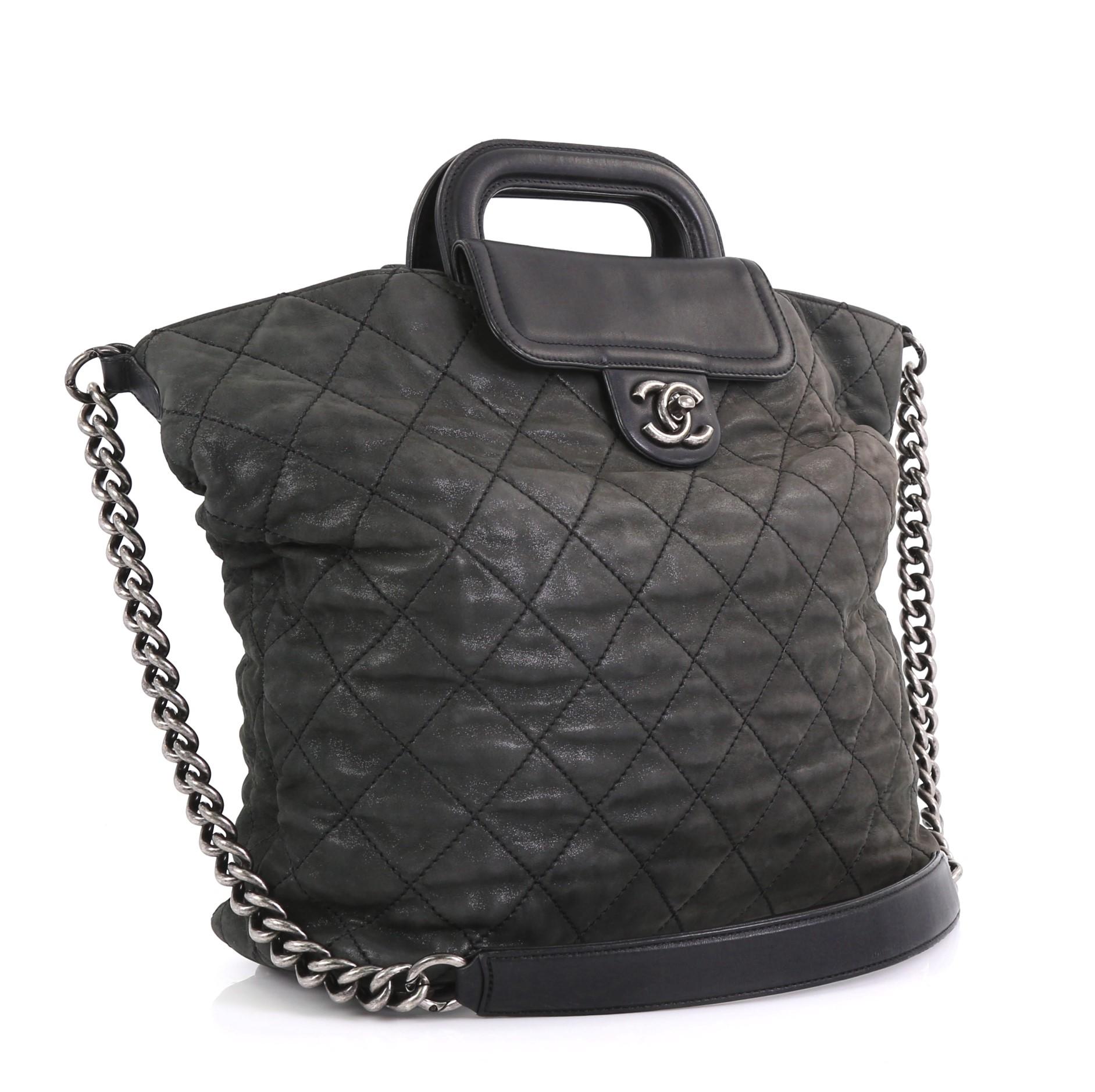 This Chanel In The Mix Shopping Tote Quilted Iridescent Calfskin Large, crated from black and green quilted iridescent calfskin leather, features dual top leather handles, chain link strap with leather pad, exterior front flap pocket with CC