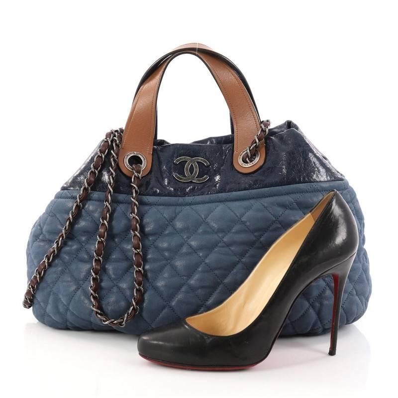 This authentic Chanel In The Mix Tote Quilted Iridescent Calfskin Medium is a clever creation by Chanel. Crafted from blue quilted iridescent calfskin leather, this gorgeous bag features dual flat leather handles, dual woven-in leather chain straps,