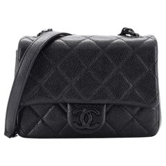 Sac à rabat carré matelassé Caviar Mini Incognito de Chanel