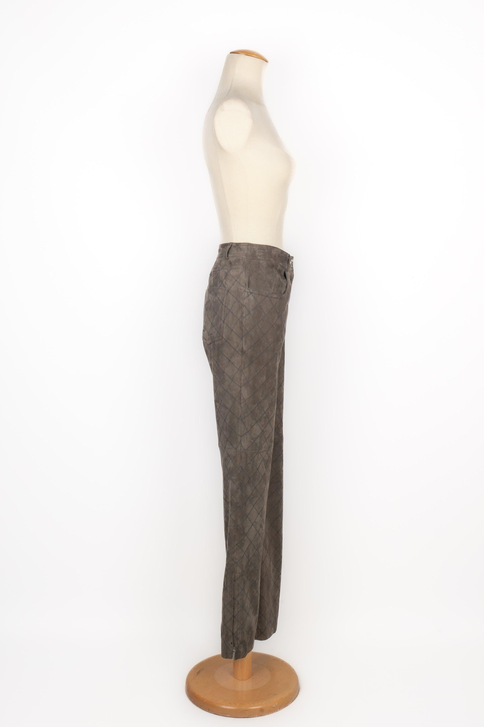 Chanel - (Fabriqué en France) Pantalon en cuir à l'intérieur. Taille 40FR indiquée.

Informations complémentaires :
État : Etat décent
Dimensions : Taille : 40 cm - Hanches : 47 cm - Longueur : 100 cm

Référence du vendeur : FJ148