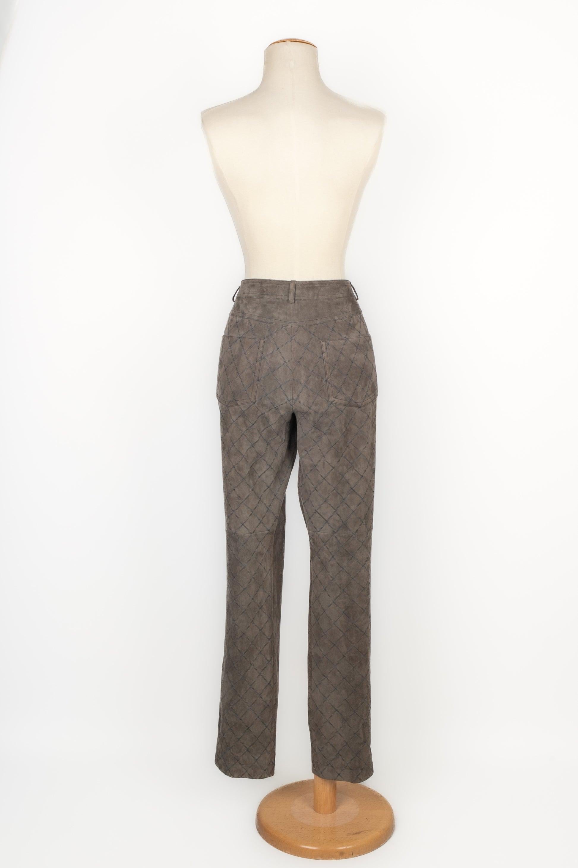 Gris Chanel - Pantalon en cuir à pinces en vente