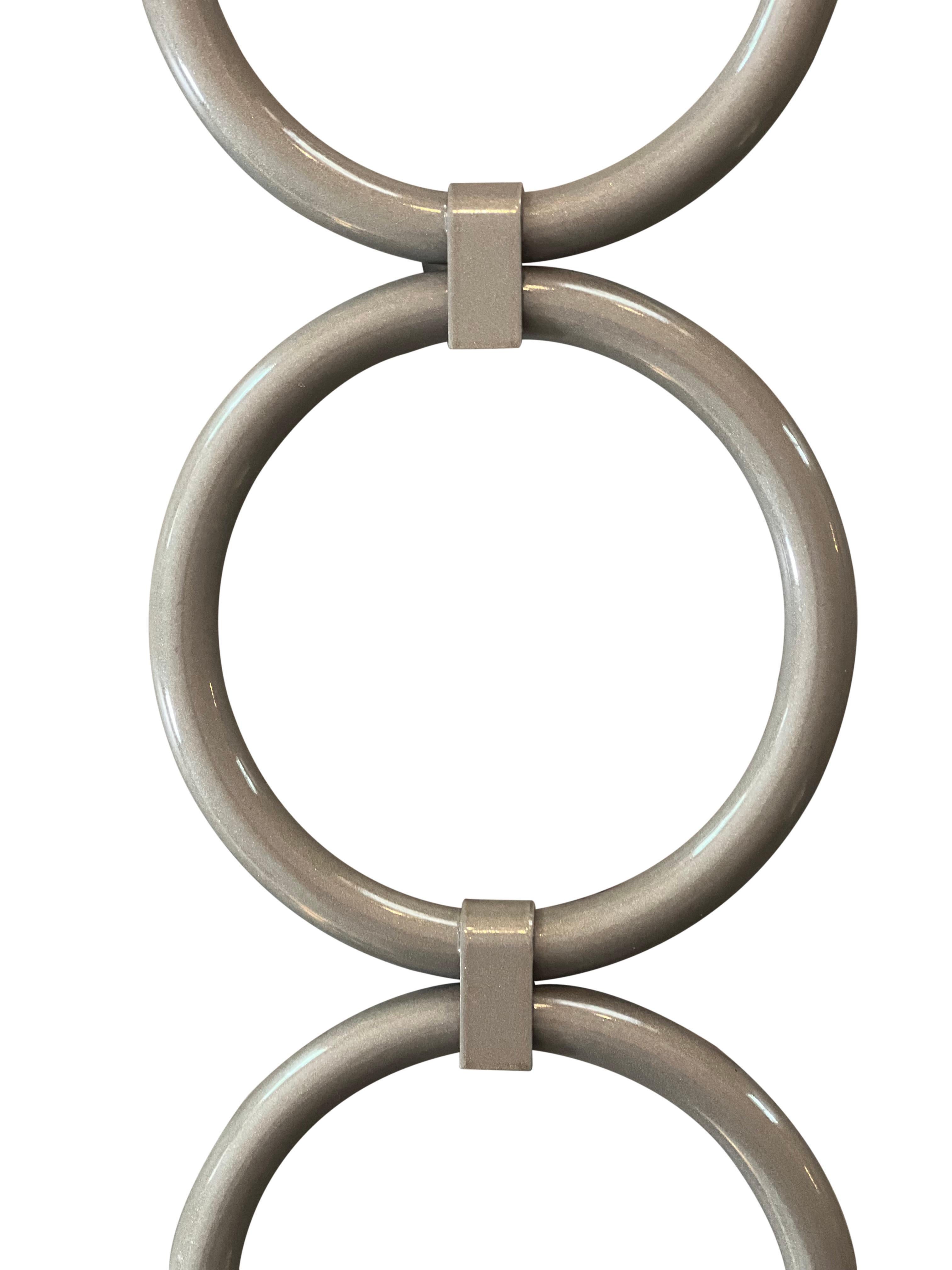 Fabuleuses appliques hautes inspirées de Chanel avec de nouveaux abat-jours en lin taillés à la main. 

Les appliques présentent des anneaux symétriques imbriqués dans un taupe neutre avec une finition brillante. Les abat-jours, de forme