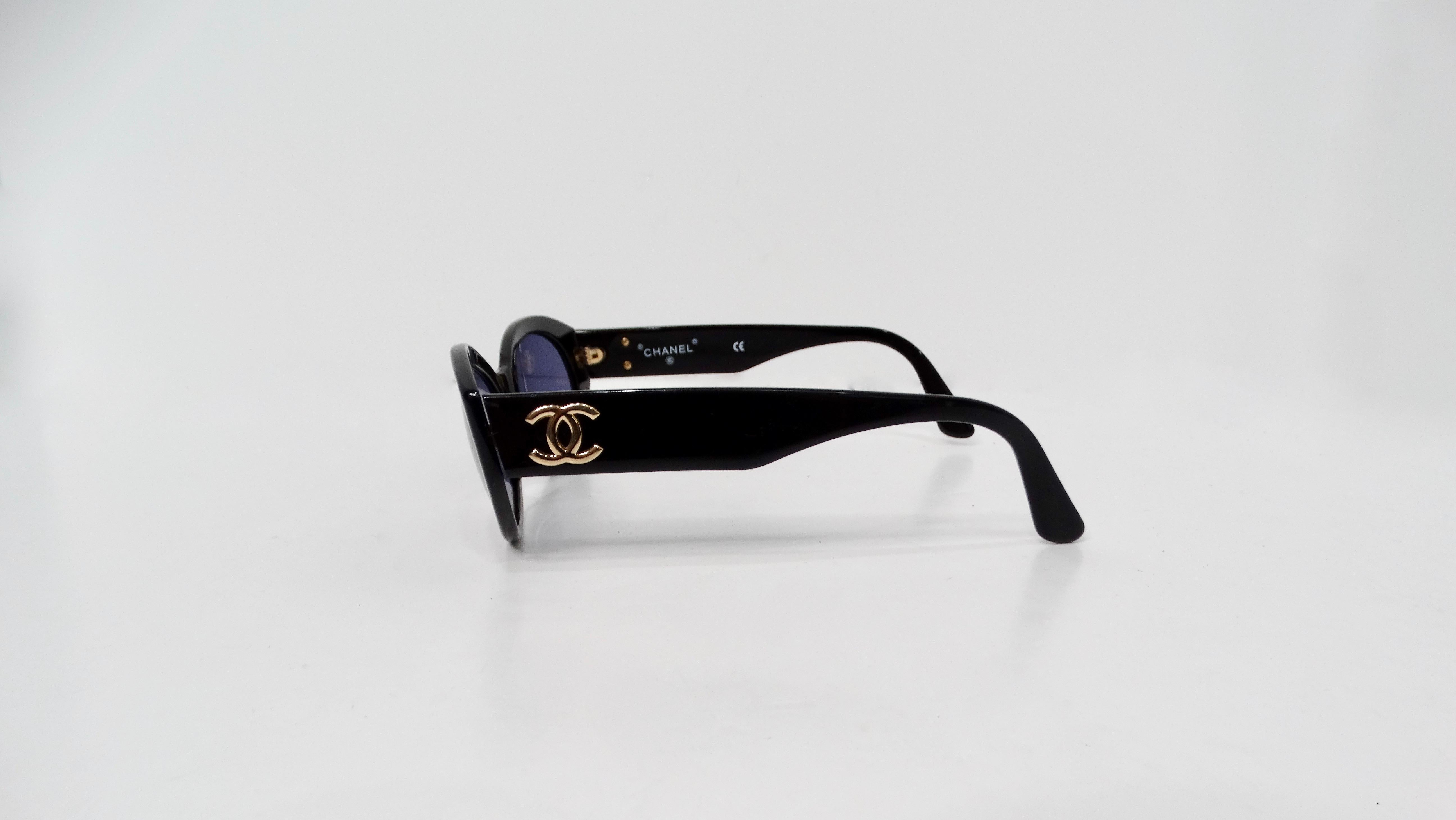 Chanel Interlocking CC Black Oval Frame Purple Tinted Sunglasses circa 1990s In Good Condition For Sale In Scottsdale, AZ