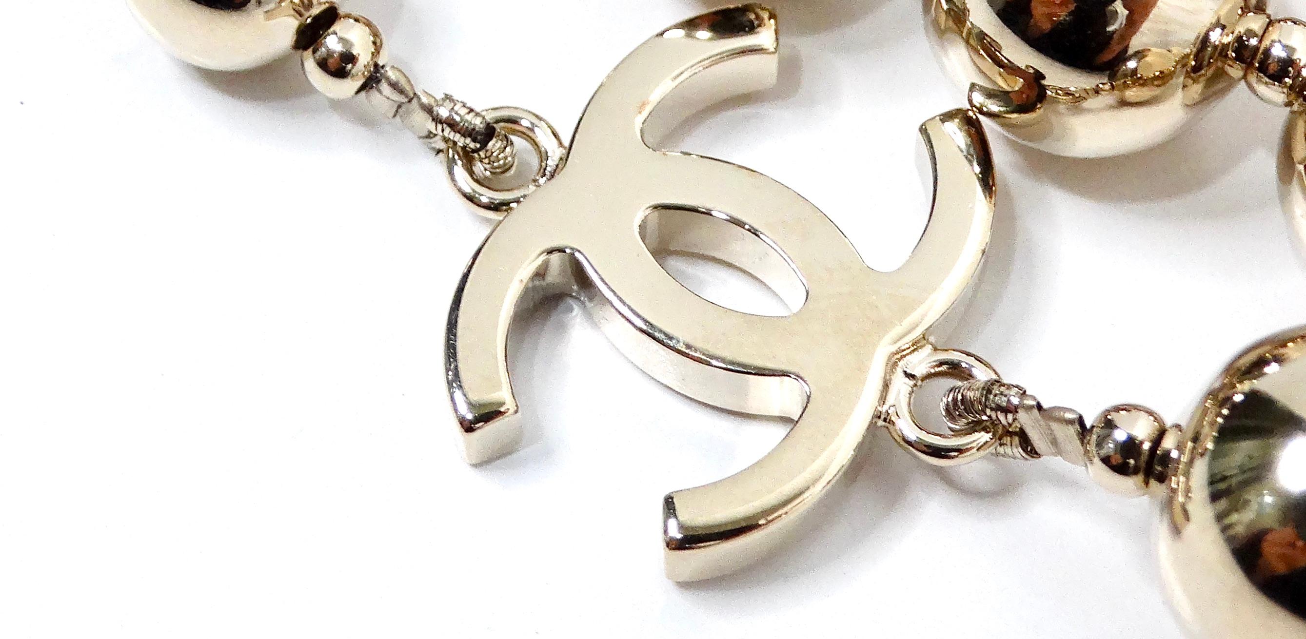 Chanel - Bracelet de perles multibrins à breloques CC imbriquées en or Bon état - En vente à Scottsdale, AZ