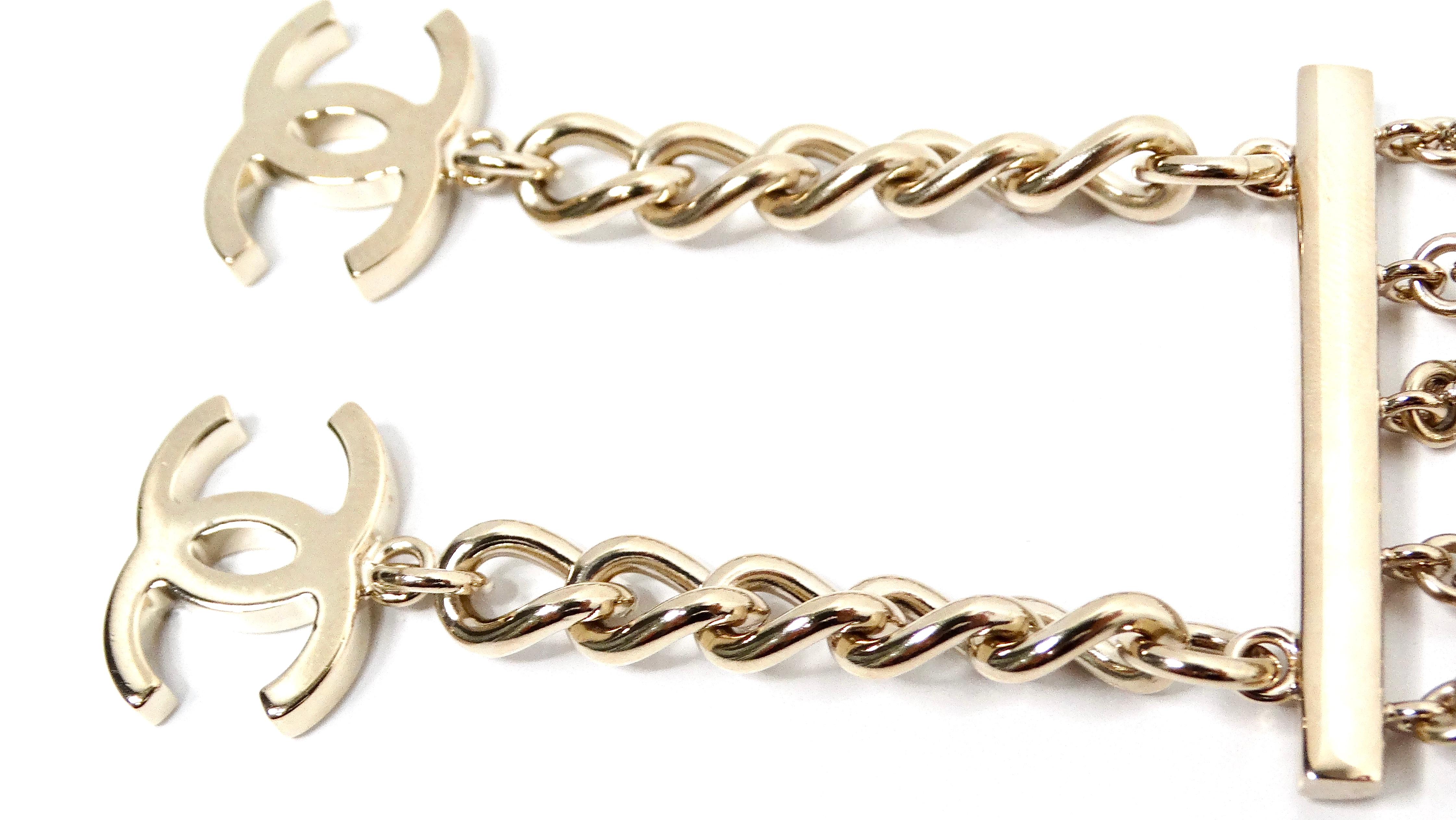 Chanel - Bracelet de perles multibrins à breloques CC imbriquées en or Pour femmes en vente
