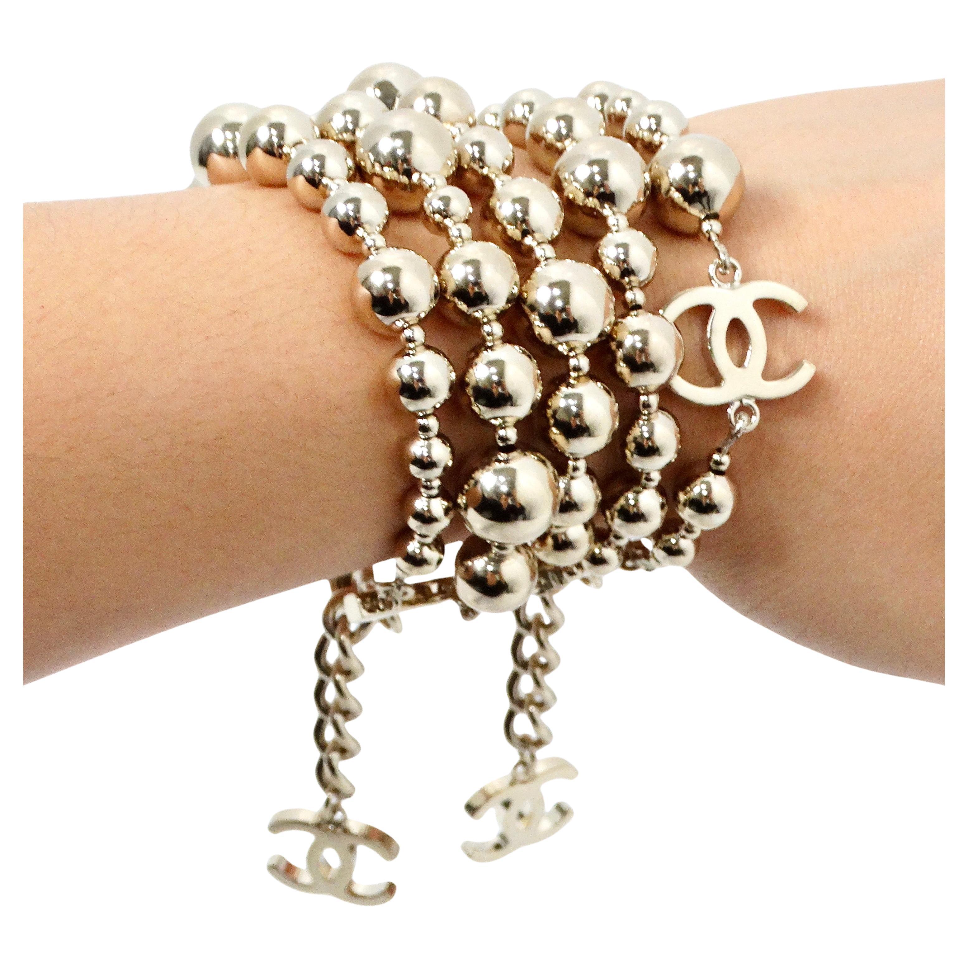 Chanel - Bracelet de perles multibrins à breloques CC imbriquées en or en vente