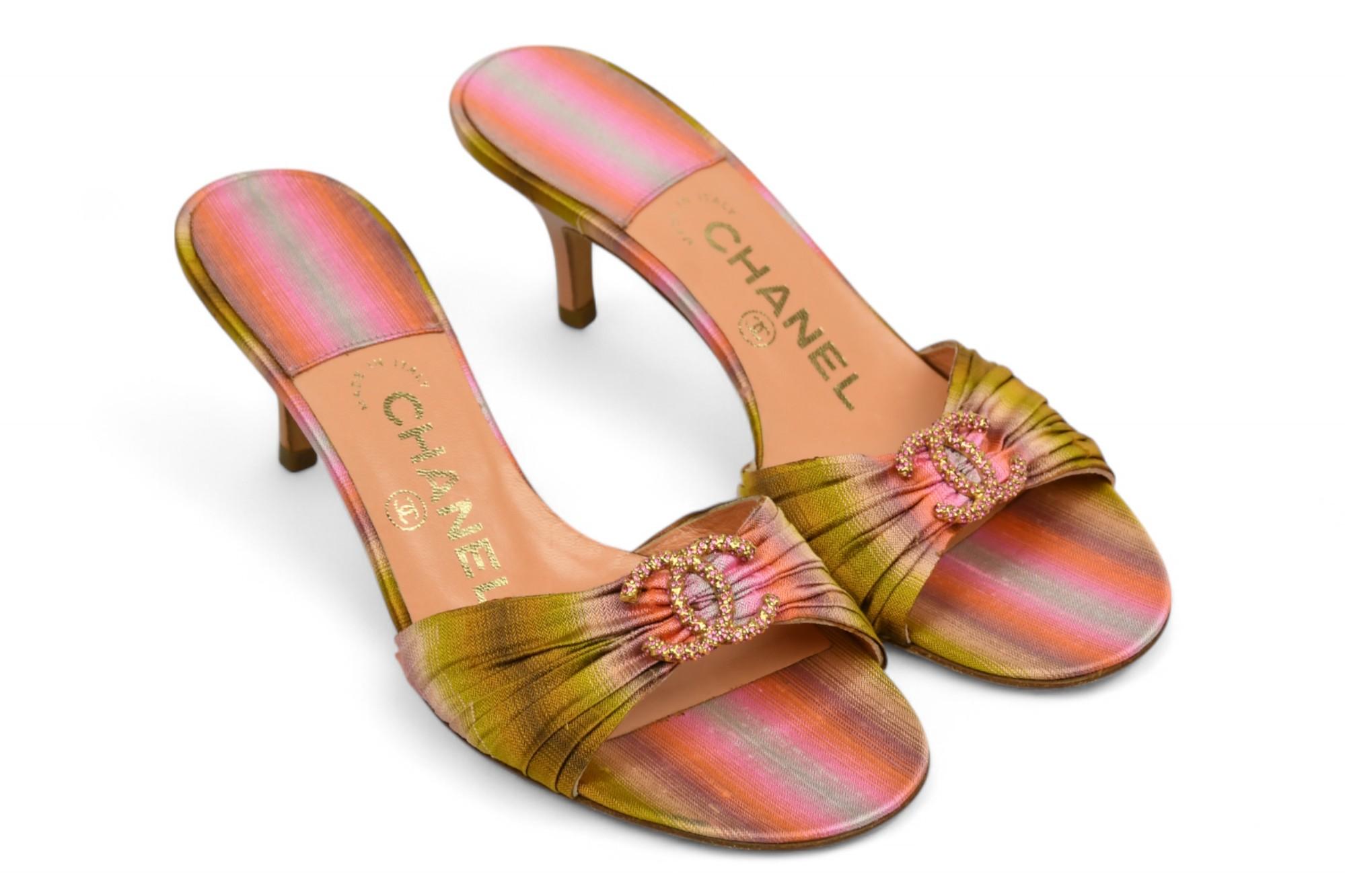 Marrone Mules con stampa Tie Dye di Chanel con logo in cristallo CC intrecciato  US 6.5 in vendita