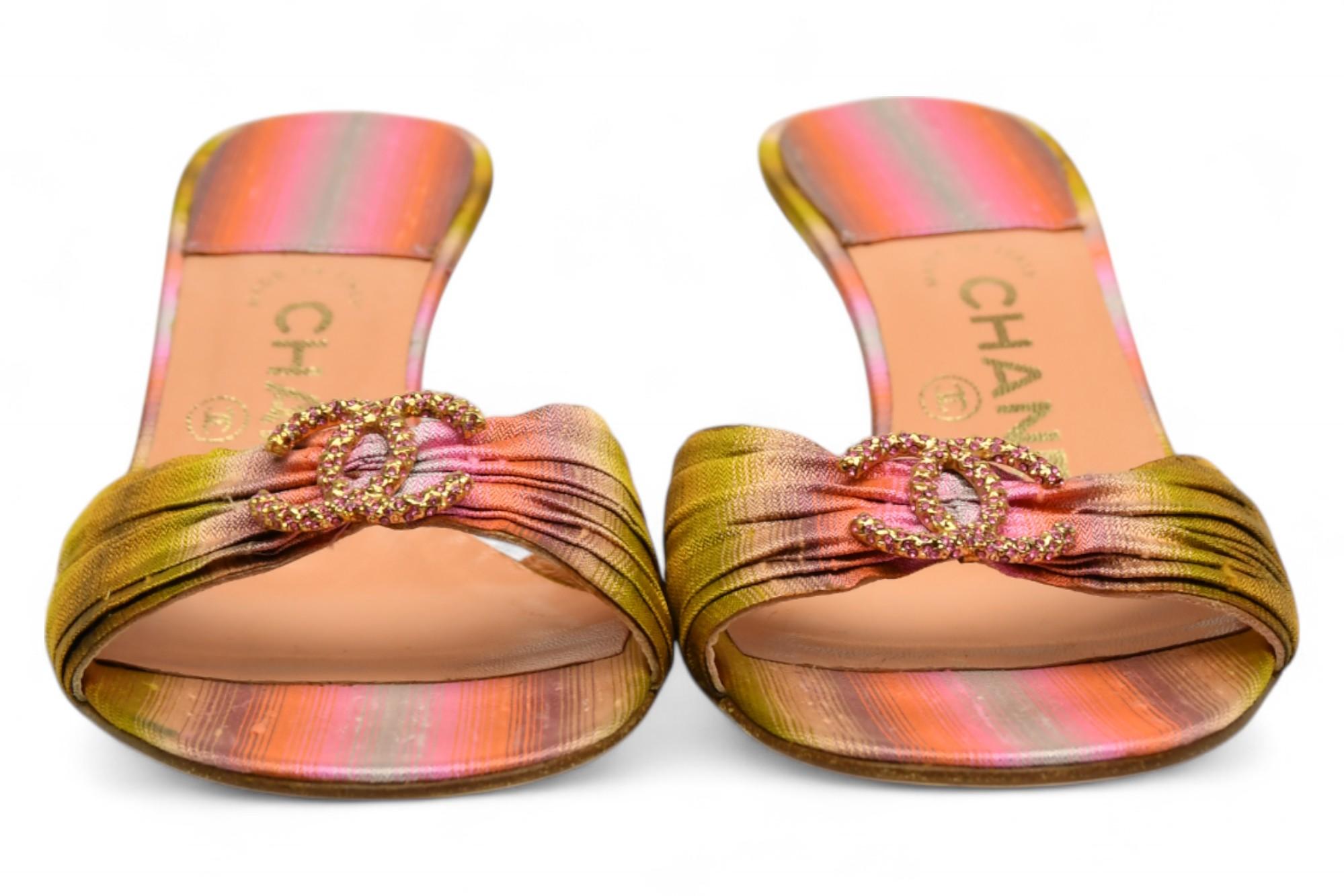 Mules con stampa Tie Dye di Chanel con logo in cristallo CC intrecciato  US 6.5 In condizioni ottime in vendita a West Hartford, CT