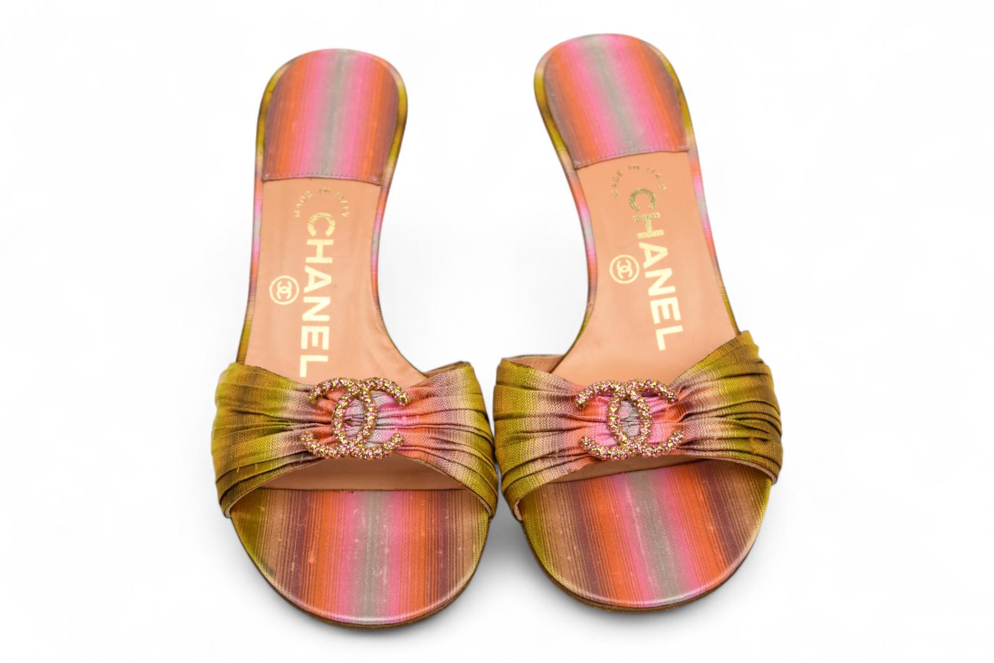 Donna Mules con stampa Tie Dye di Chanel con logo in cristallo CC intrecciato  US 6.5 in vendita