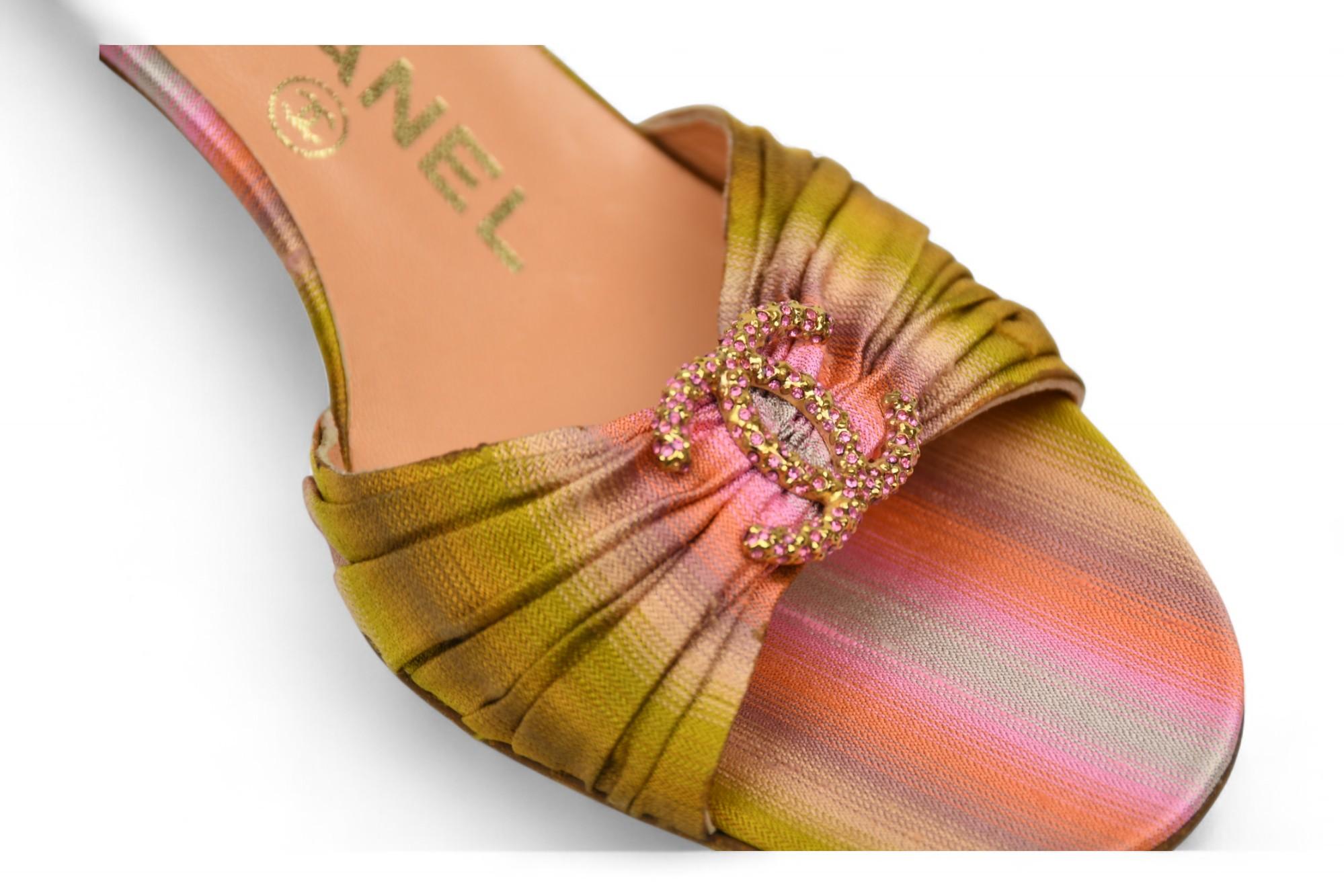 Mules con stampa Tie Dye di Chanel con logo in cristallo CC intrecciato  US 6.5 in vendita 1