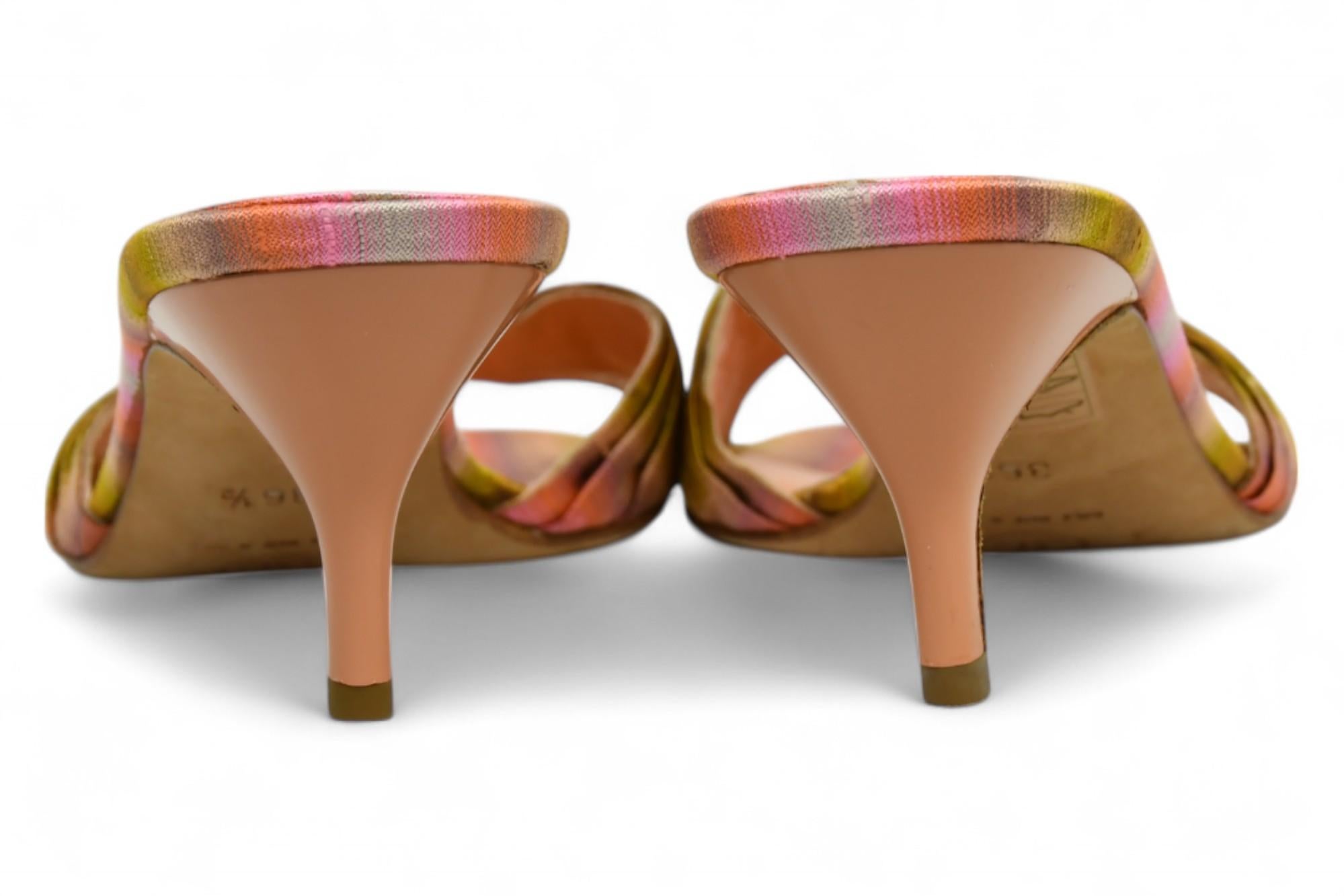 Mules con stampa Tie Dye di Chanel con logo in cristallo CC intrecciato  US 6.5 in vendita 2
