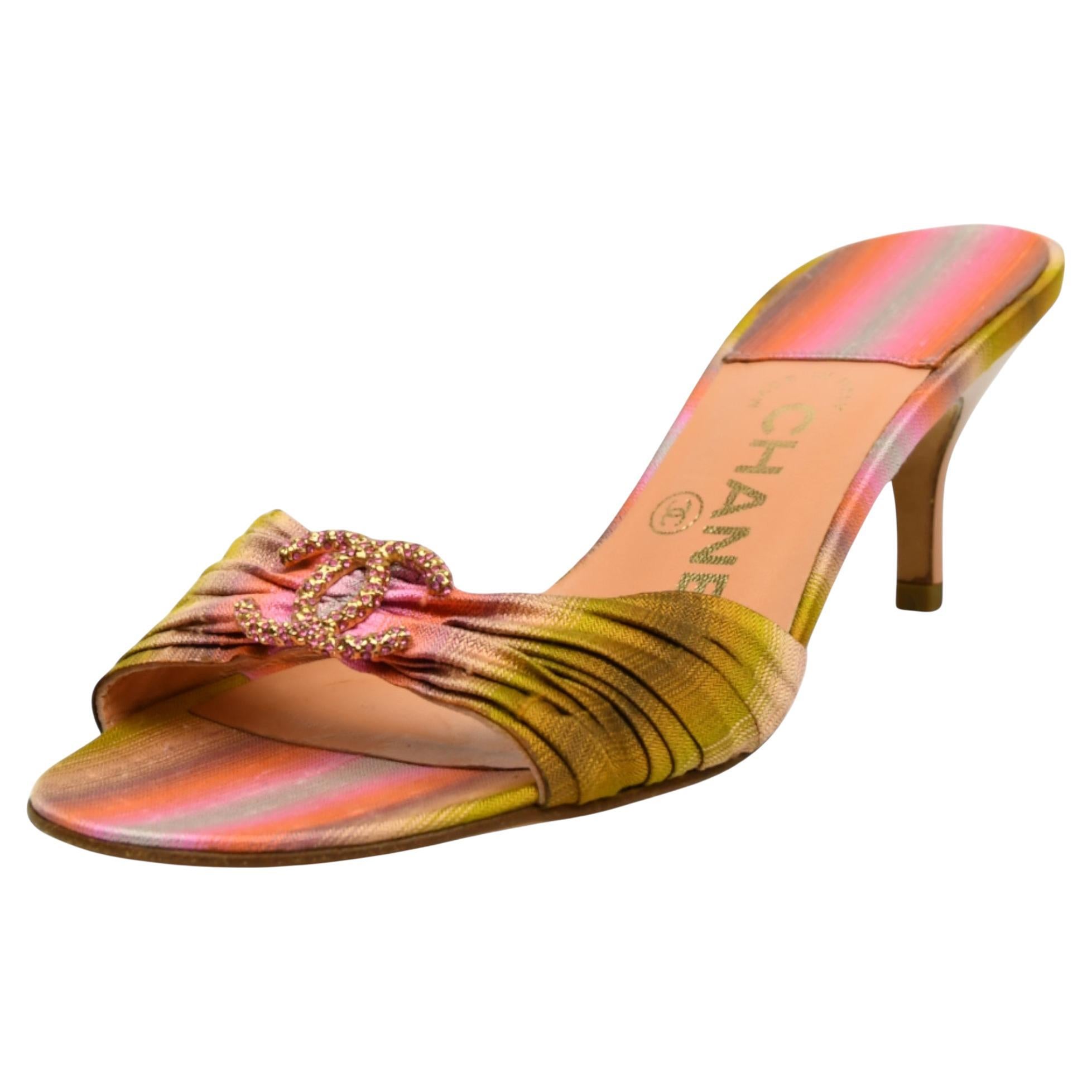 Mules con stampa Tie Dye di Chanel con logo in cristallo CC intrecciato  US 6.5 in vendita