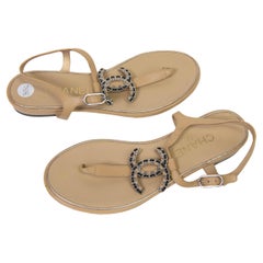 Chanel Logo CC Entrelazado Sandalias T-Strap Cuero Beige Talla 35c