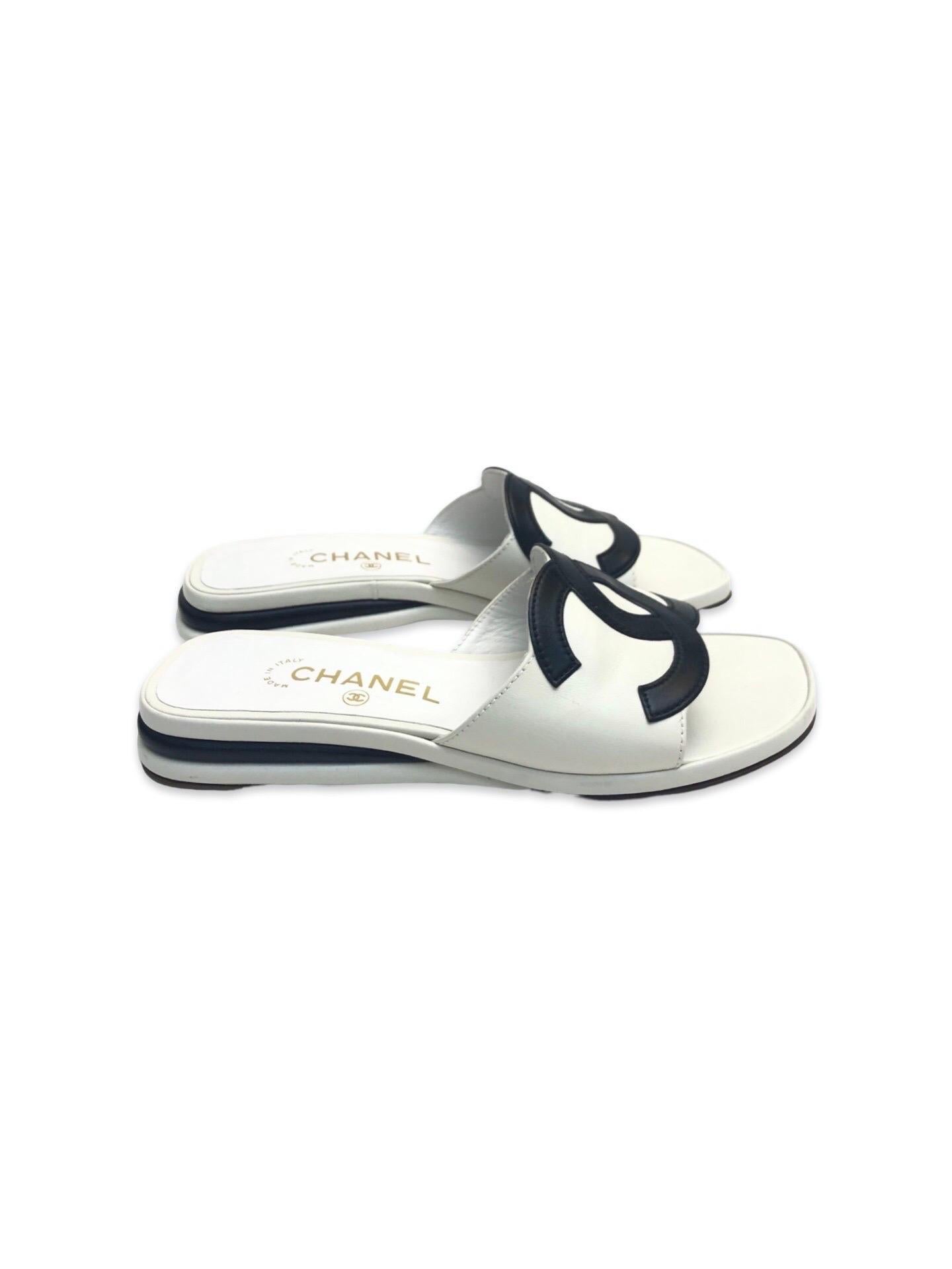 Gray Chanel Interlocking CC logo black and white leather sandals For Sale