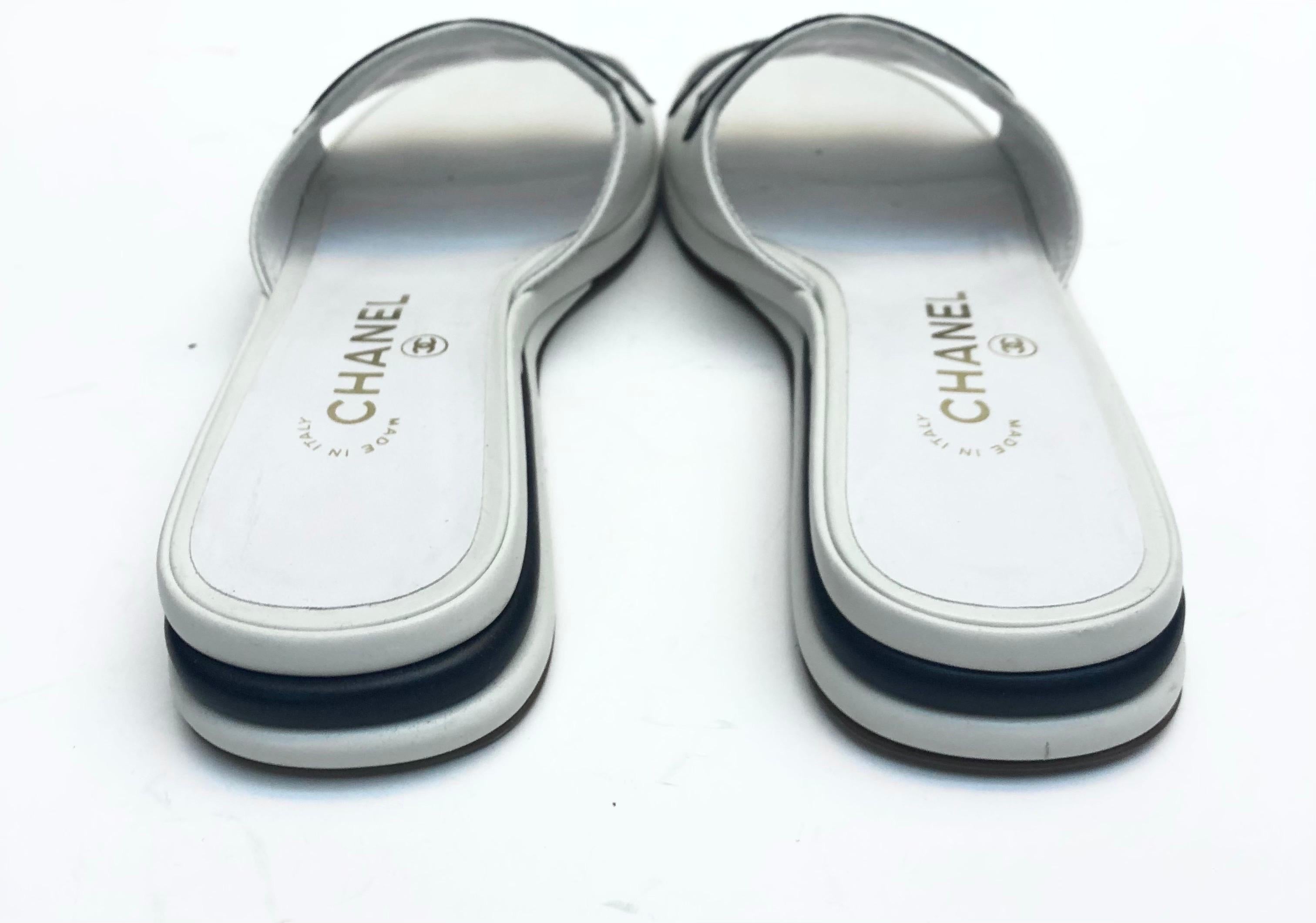 Chanel Interlocking CC logo black and white leather sandals In Good Condition For Sale In Sheung Wan, HK