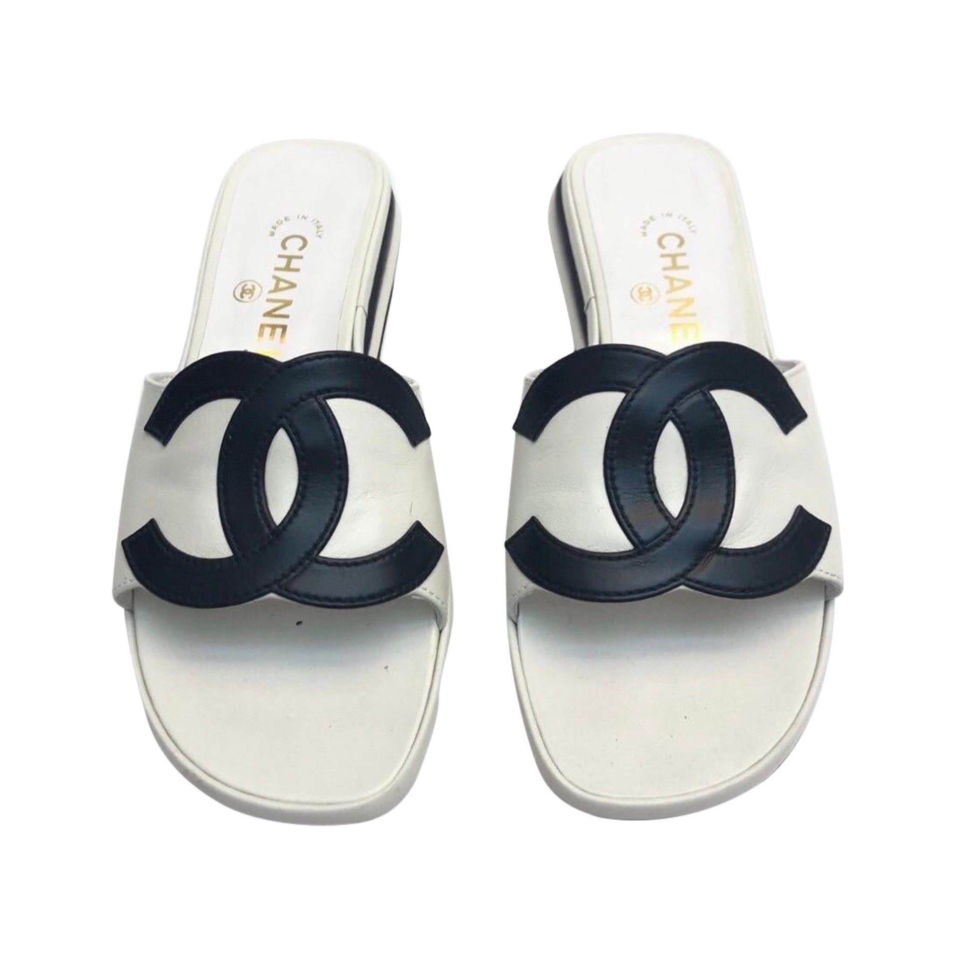 Sandales en cuir noir et blanc Chanel, logo CC imbriqué