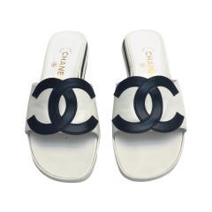 Sandales en cuir noir et blanc Chanel, logo CC imbriqué