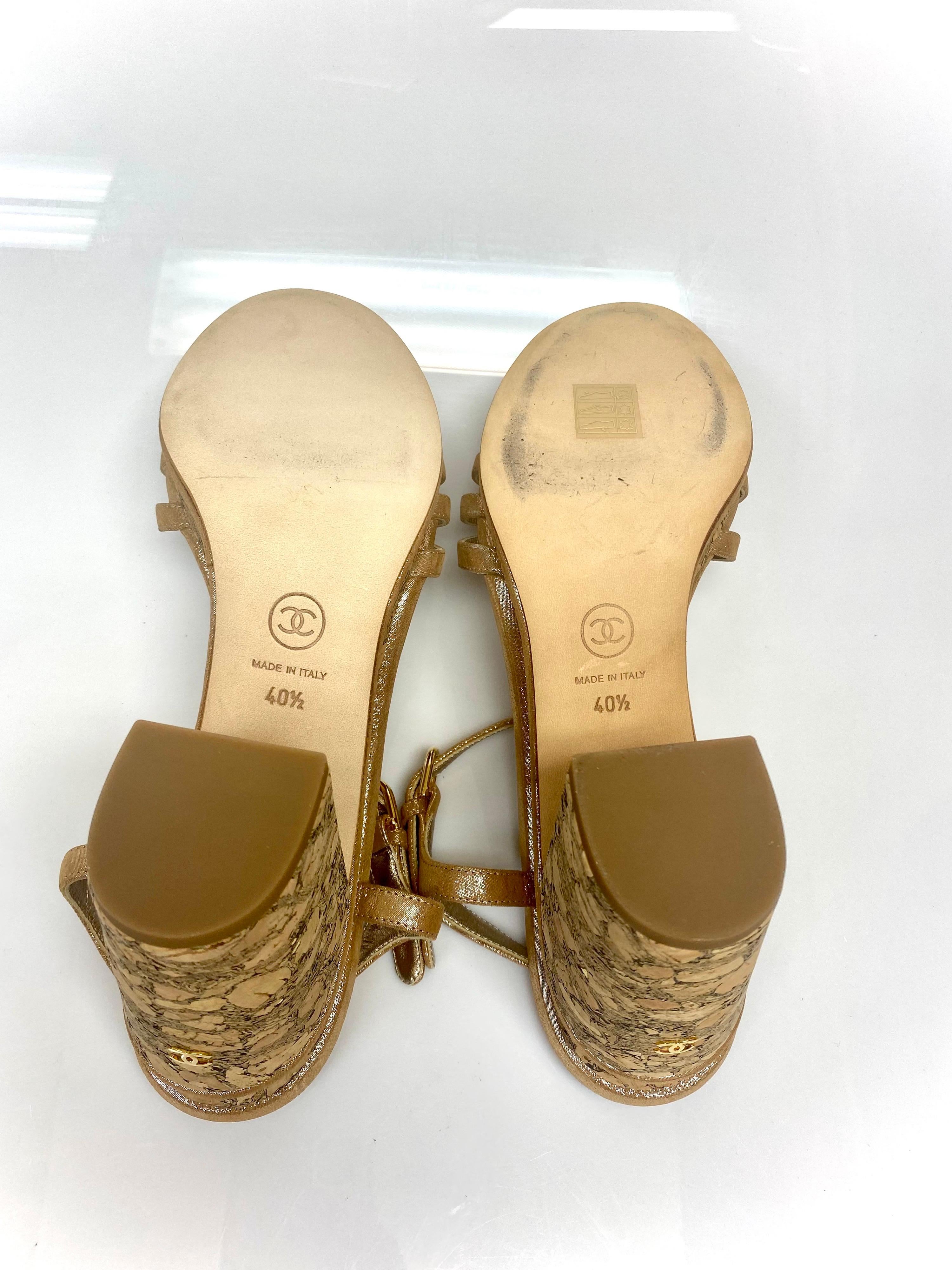 Chanel Interlocking CC logo Copper Cork Platform Heel Sandals Size 40.5 In Excellent Condition In West Palm Beach, FL