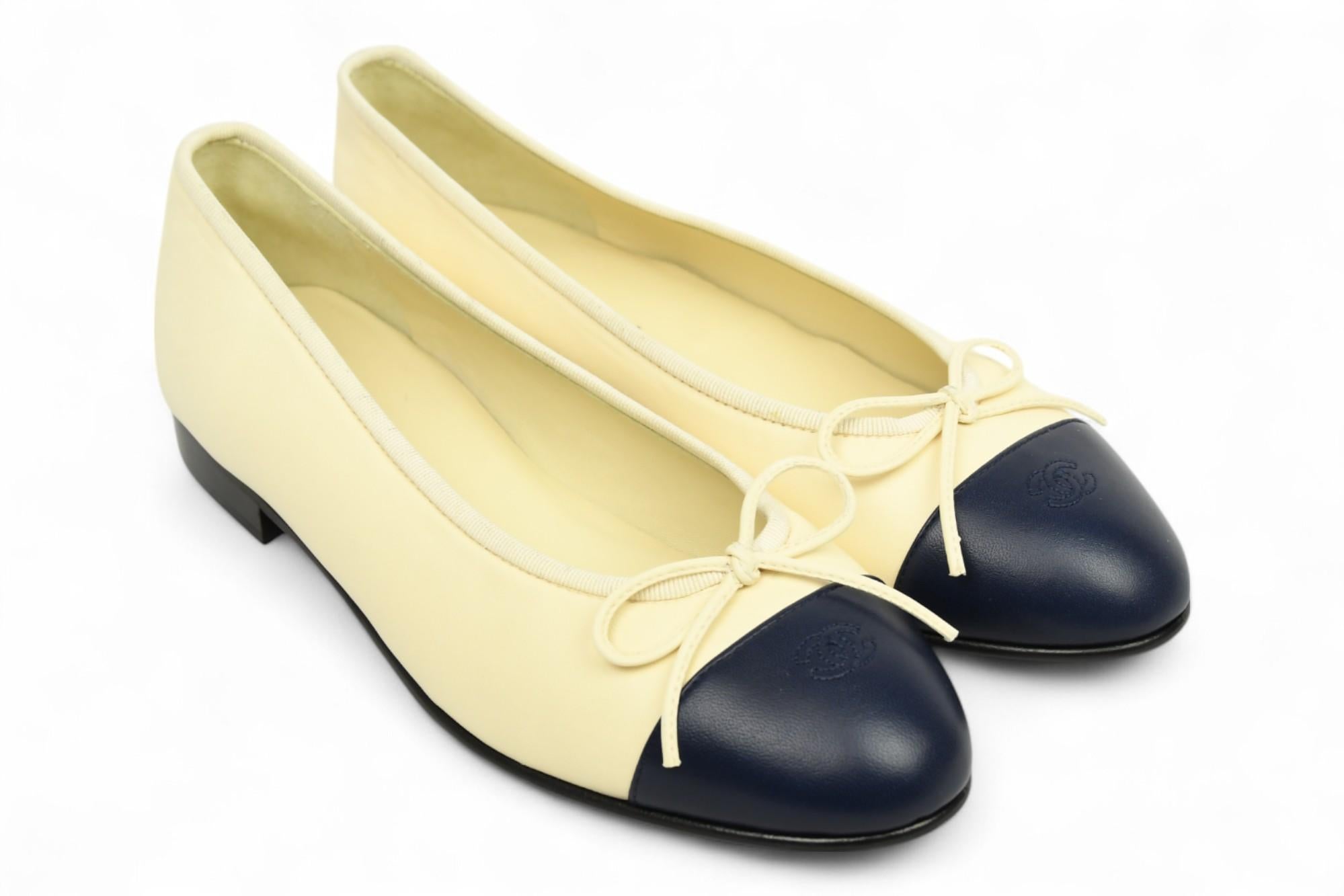 Chanel Interlocking CC Logo Lambskin Ballet Flats Yellow& Navy US 36.5 In Excellent Condition For Sale In West Hartford, CT