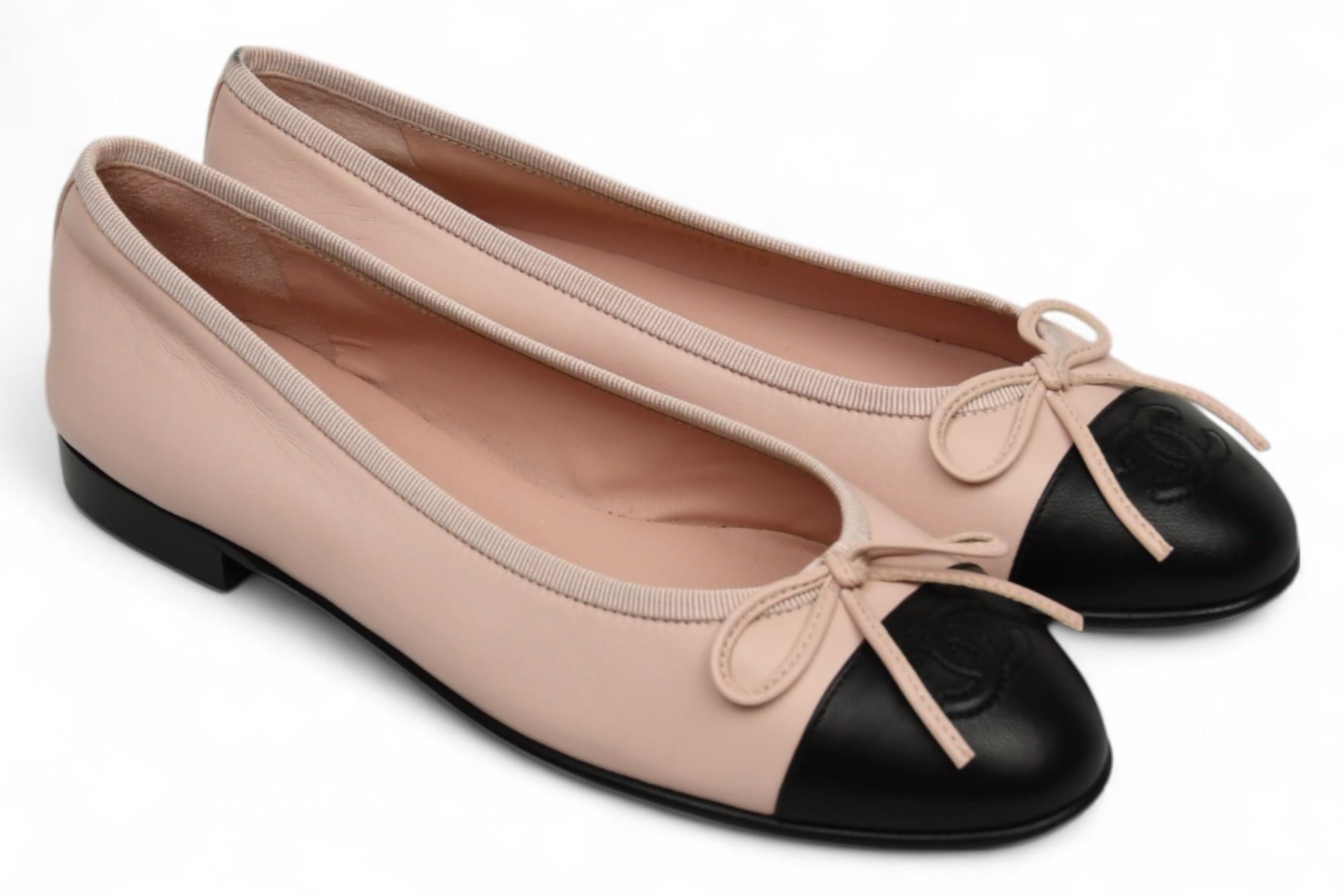Beige Chanel Interlocking CC Logo Leather Ballet Flats For Sale
