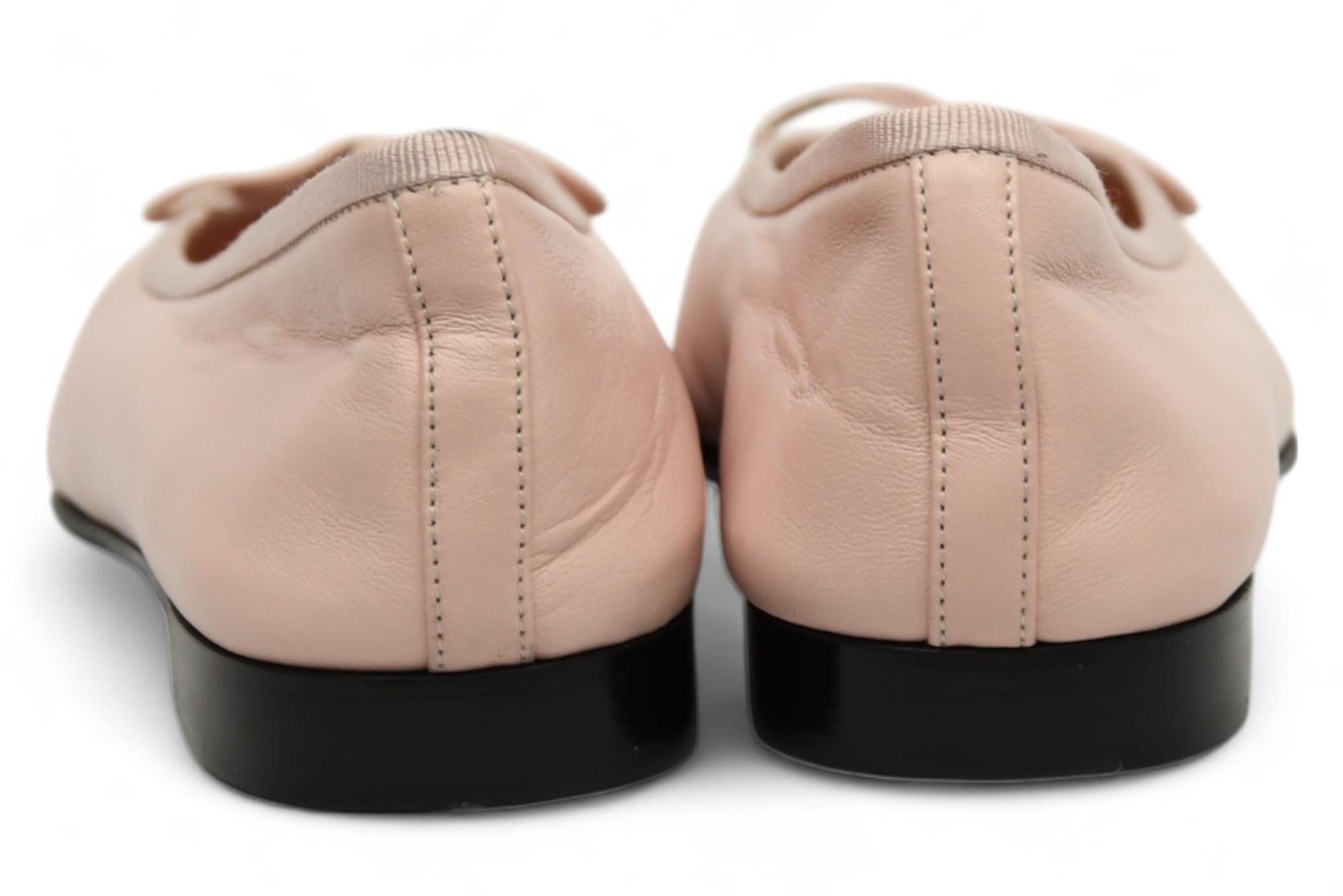 Chanel Interlocking CC Logo Leather Ballet Flats In Excellent Condition For Sale In West Hartford, CT